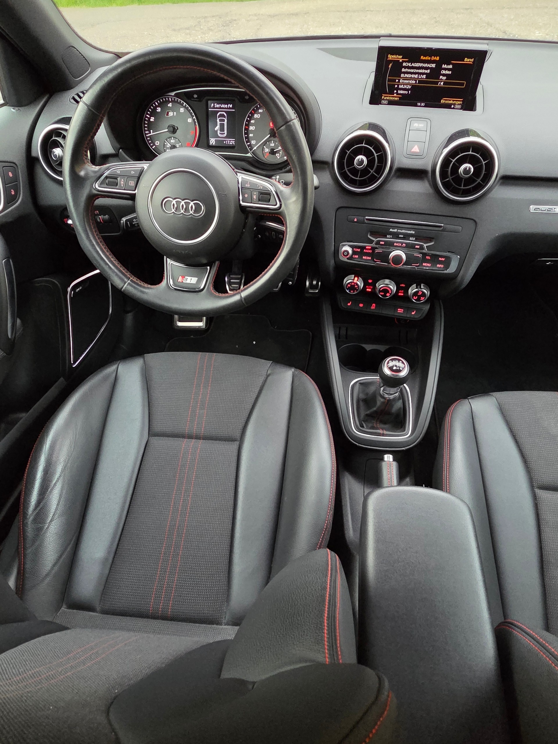 AUDI S1 Sportback 2.0 TFSI quattro-image-11