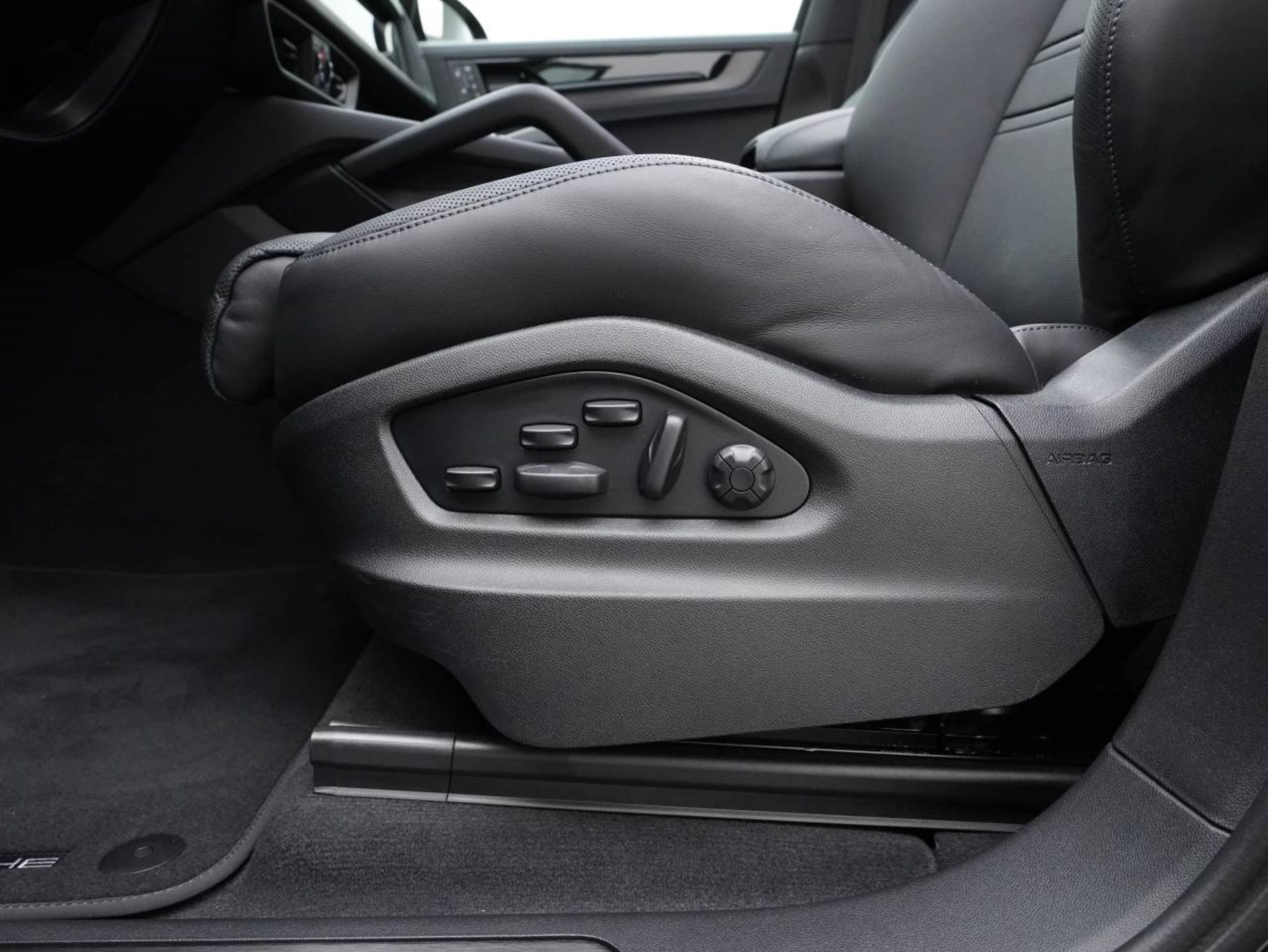 PORSCHE Cayenne S E-Hybrid Black Edition-image-22