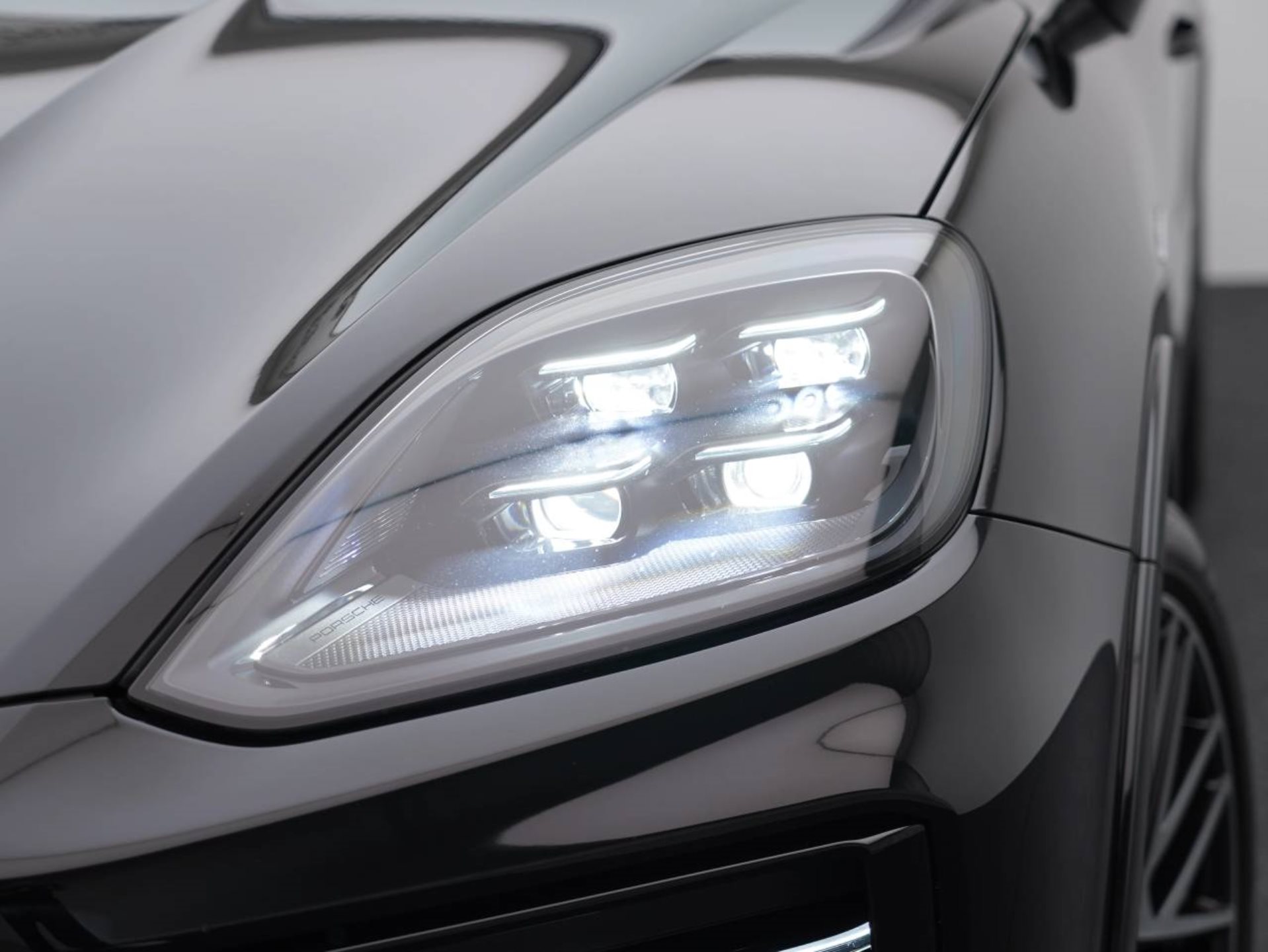 PORSCHE Cayenne S E-Hybrid Black Edition-image-12