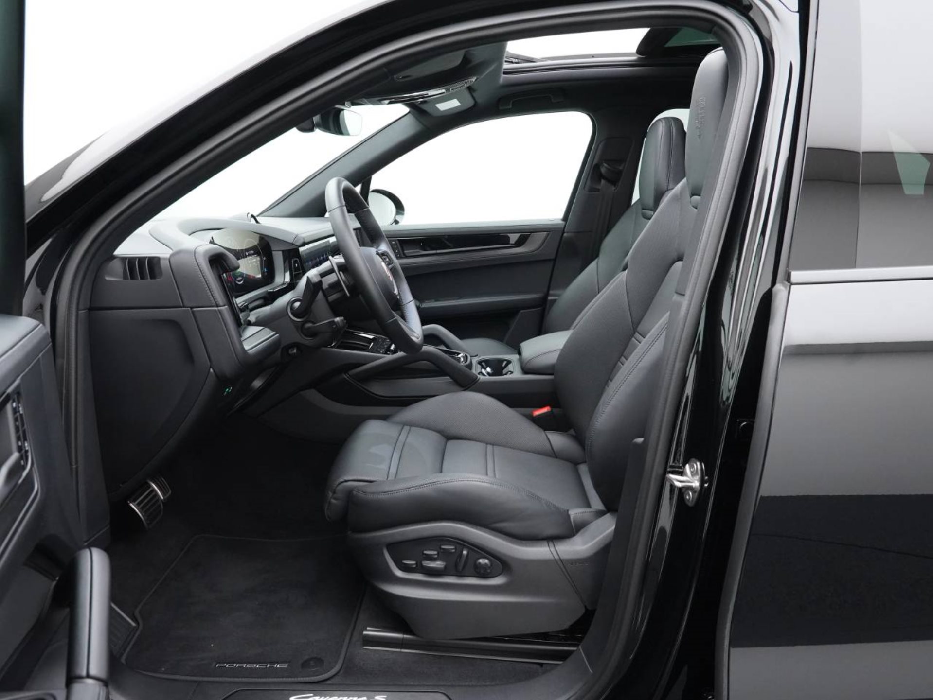 PORSCHE Cayenne S E-Hybrid Black Edition-image-4