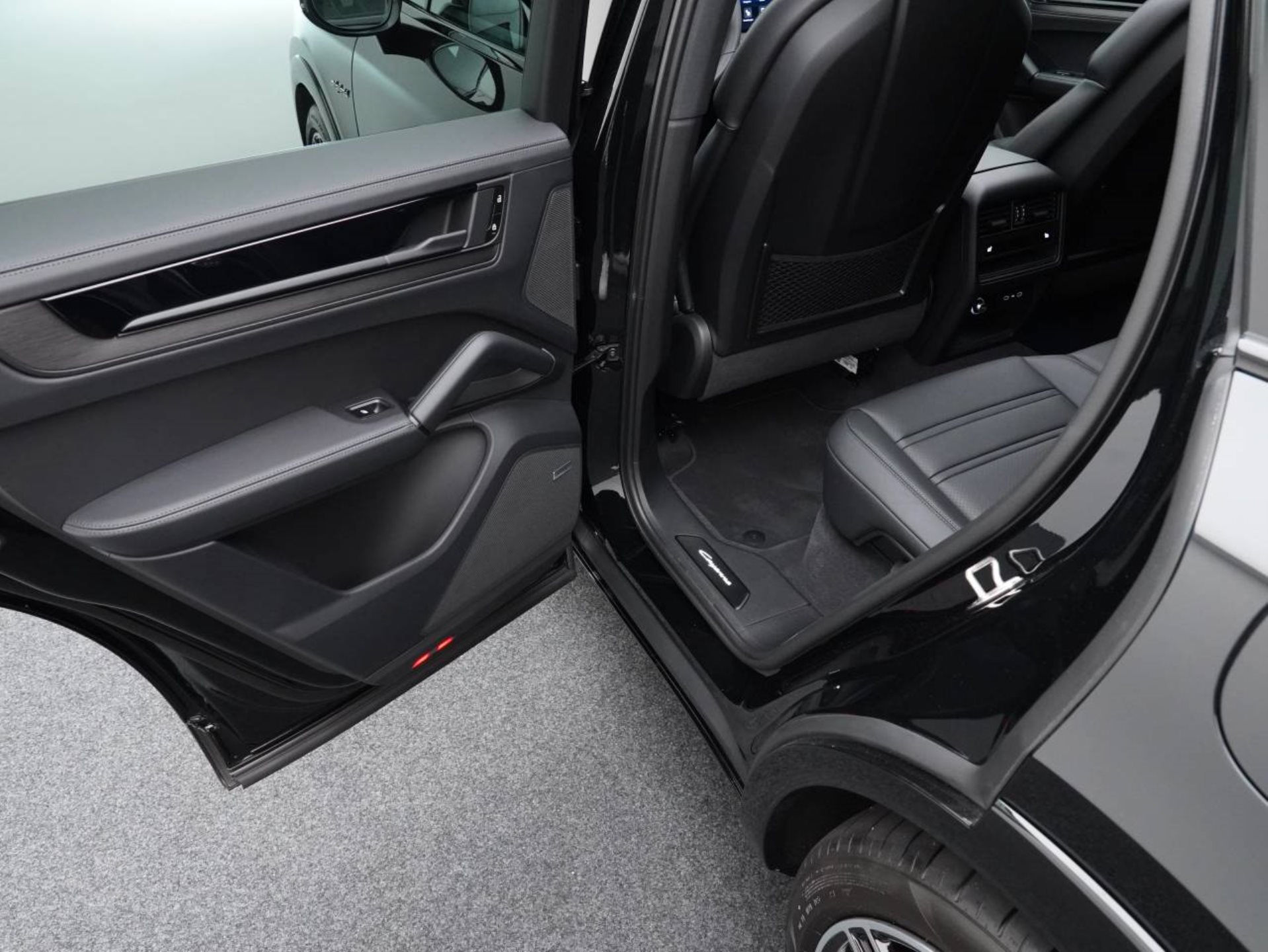 PORSCHE Cayenne S E-Hybrid Black Edition-image-27