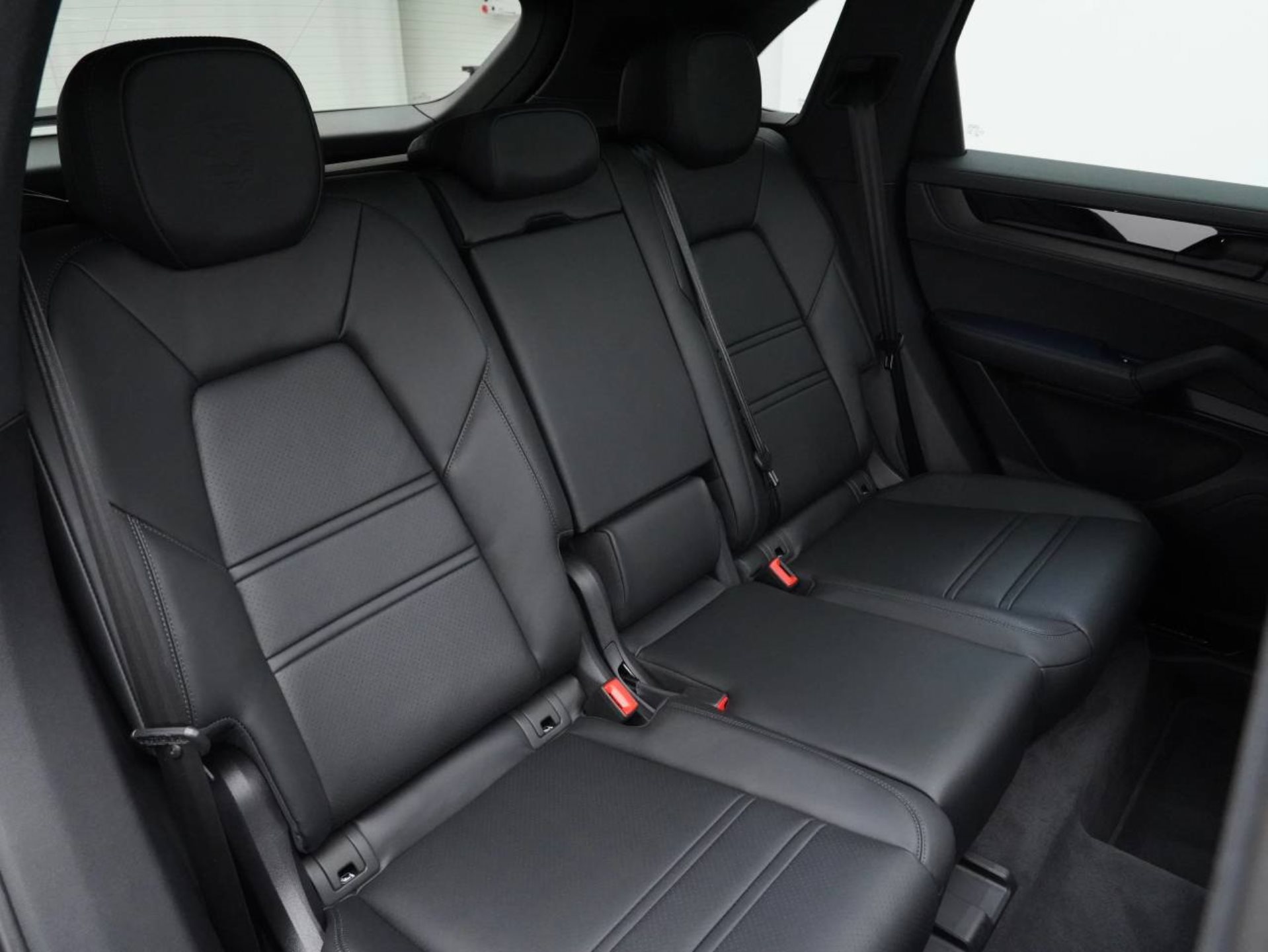 PORSCHE Cayenne S E-Hybrid Black Edition-image-30