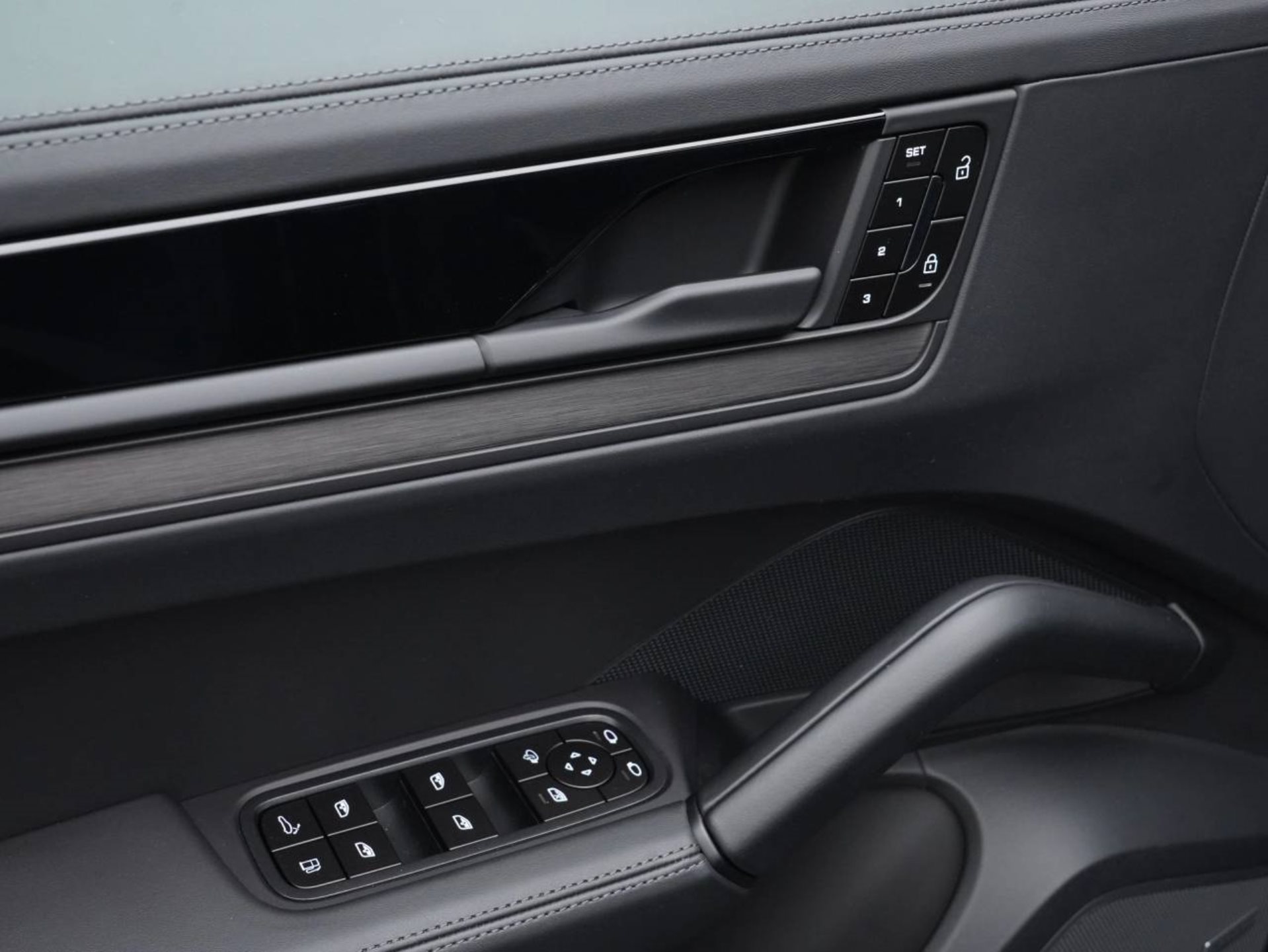 PORSCHE Cayenne S E-Hybrid Black Edition-image-21
