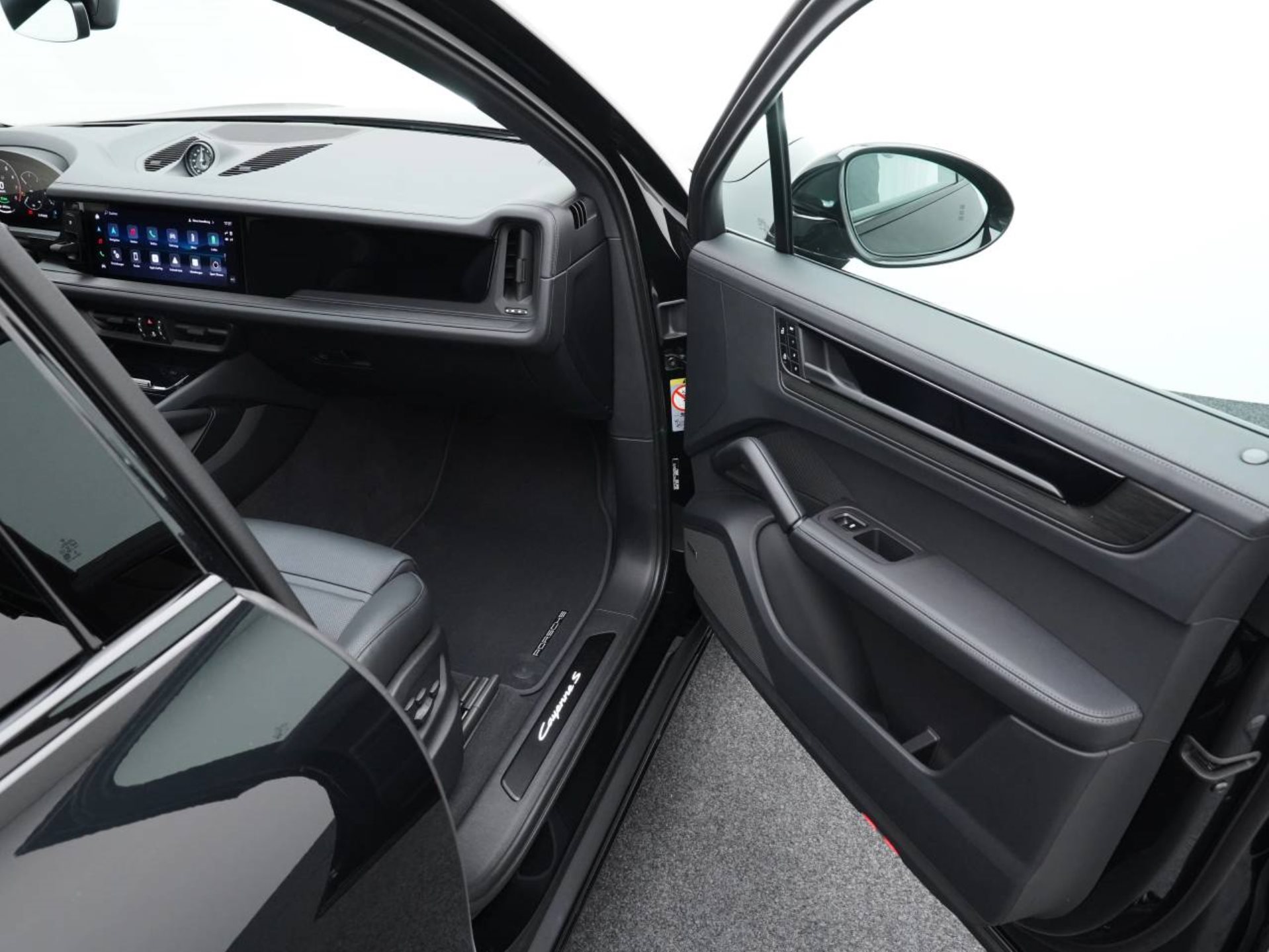 PORSCHE Cayenne S E-Hybrid Black Edition-image-23