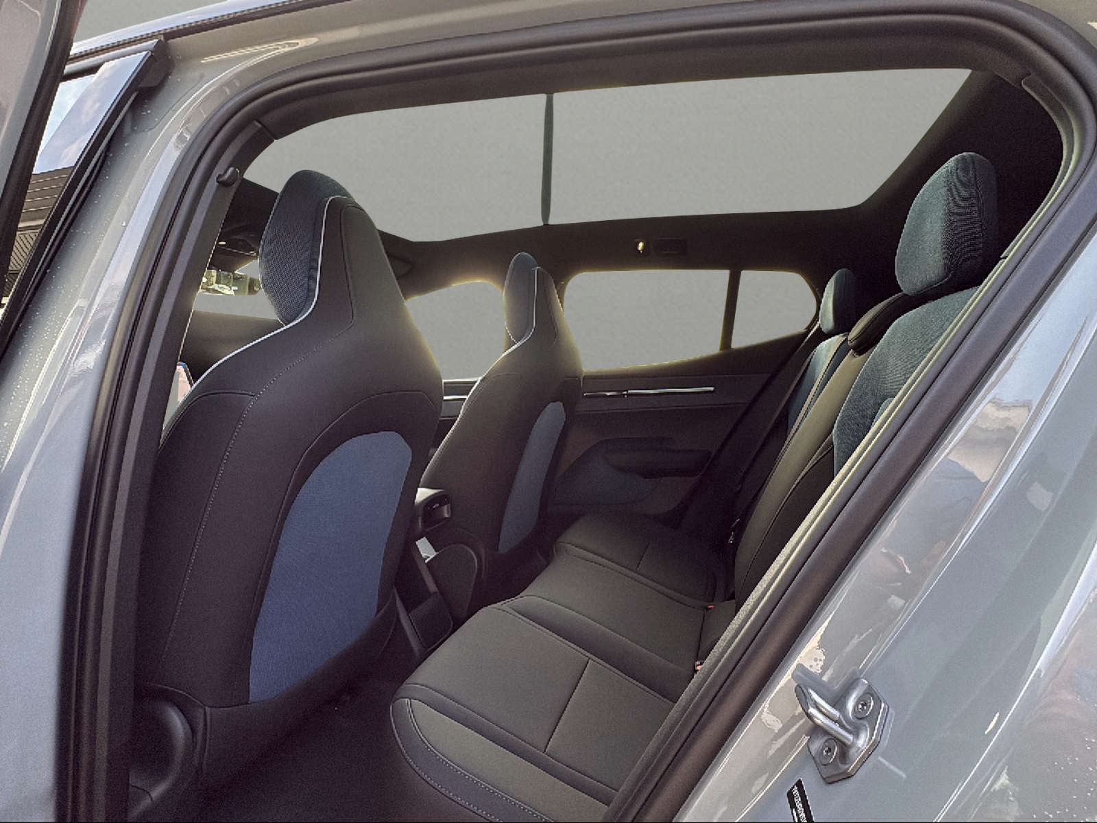 VOLVO EX30 P8 69 kWh AWD Ultra-image-5