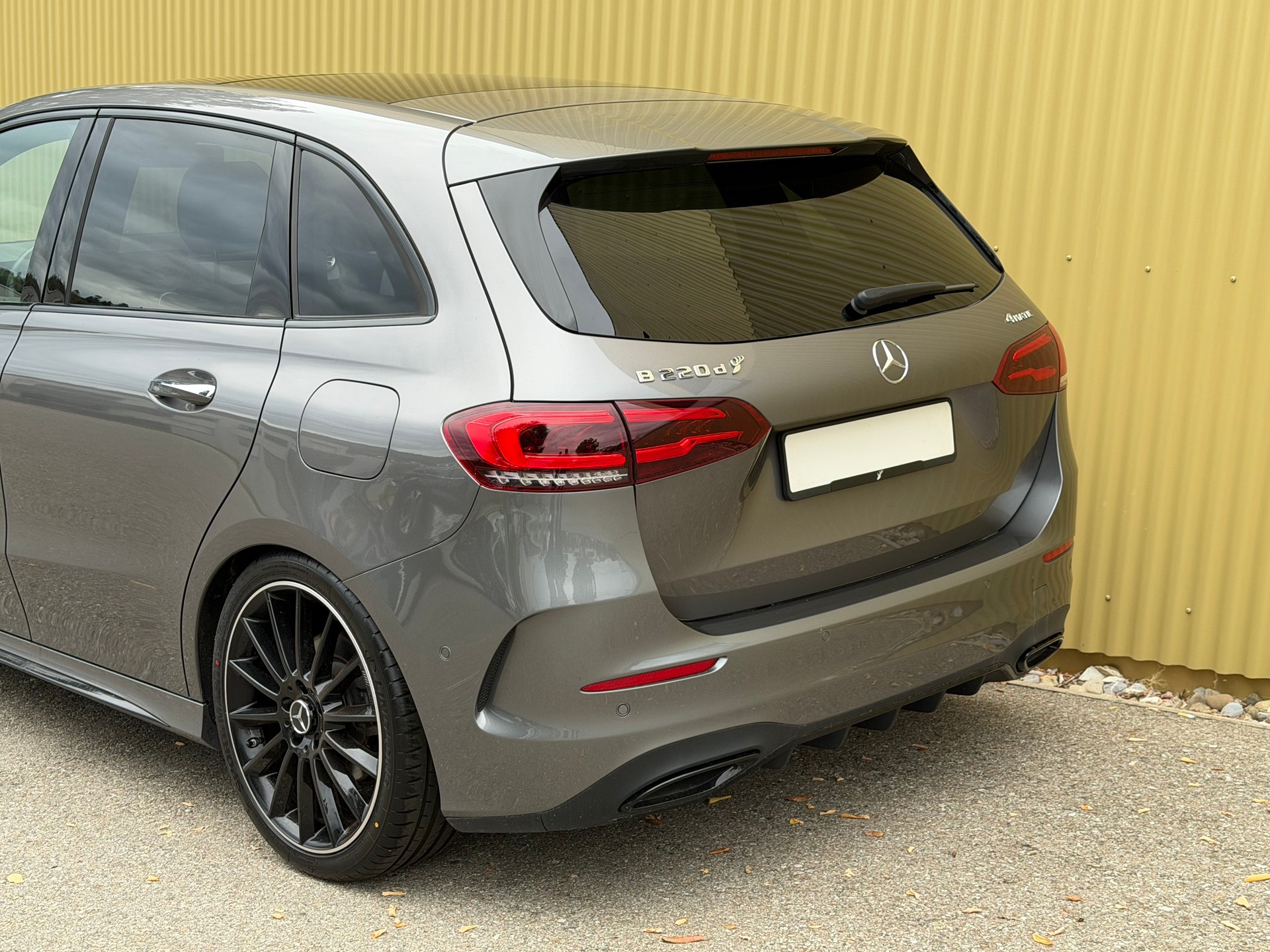 MERCEDES-BENZ B 220 d 4Matic AMG Line 8G-DCT-image-4