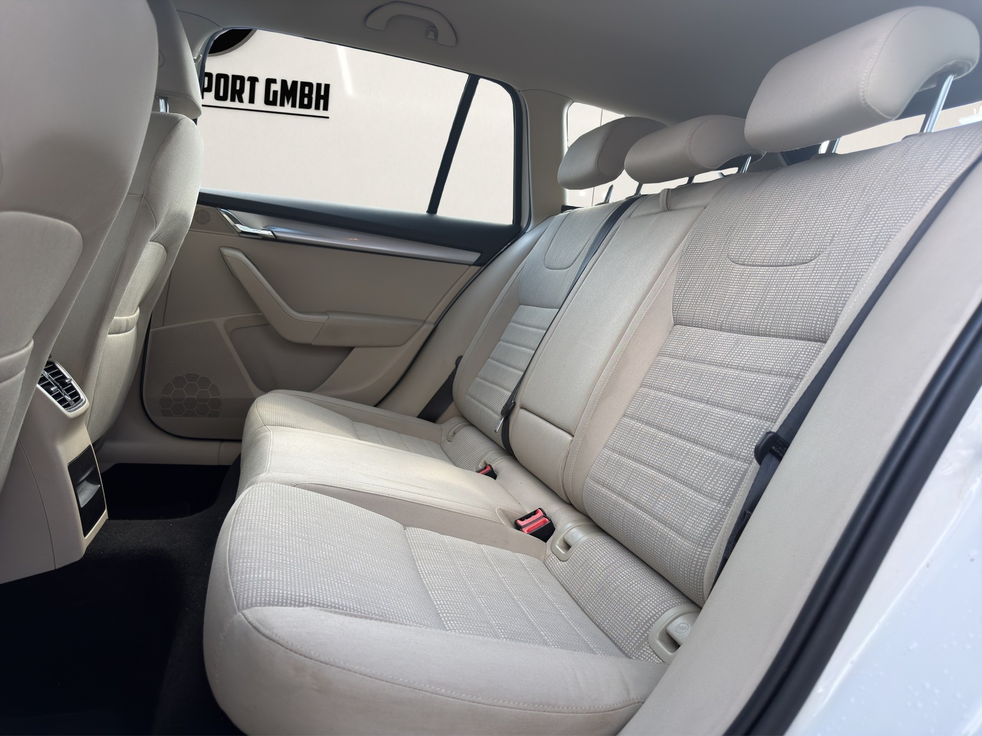 SKODA Octavia Combi 1.8 TSI Elegance 4x4 DSG-image-14