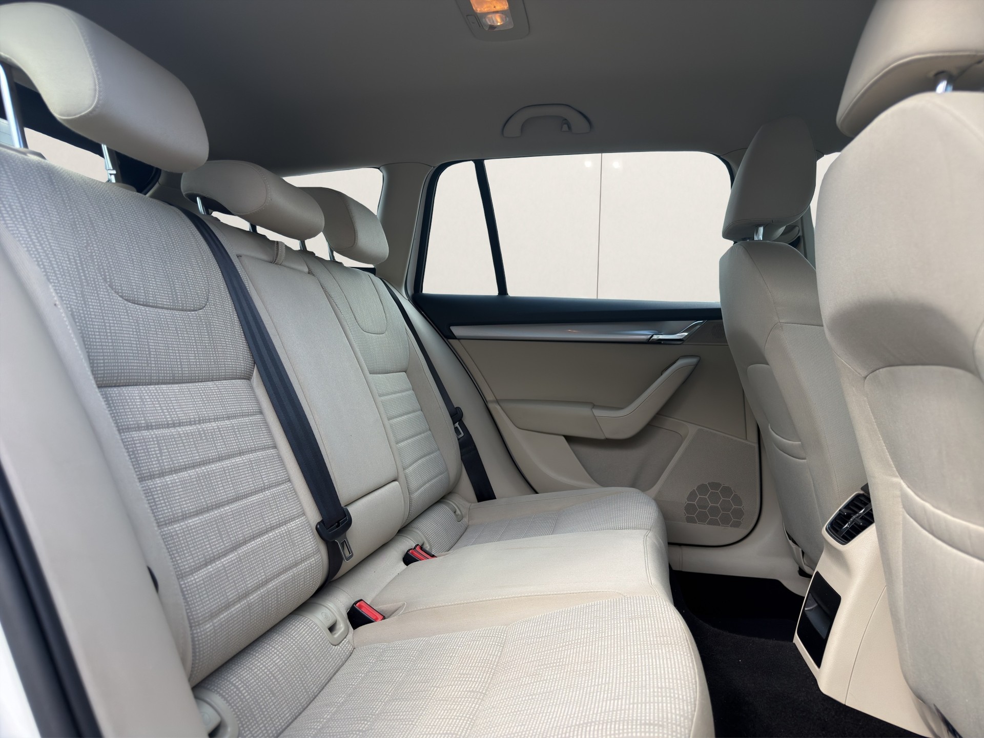 SKODA Octavia Combi 1.8 TSI Elegance 4x4 DSG-image-10
