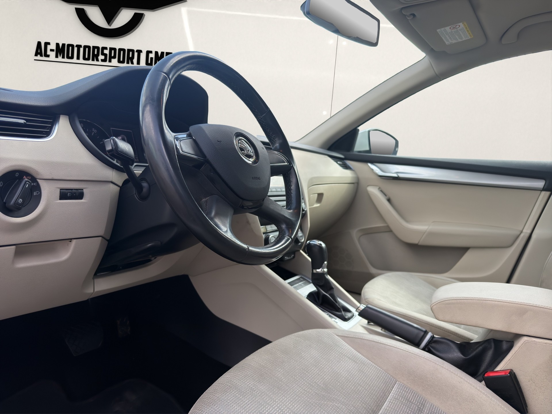 SKODA Octavia Combi 1.8 TSI Elegance 4x4 DSG-image-12