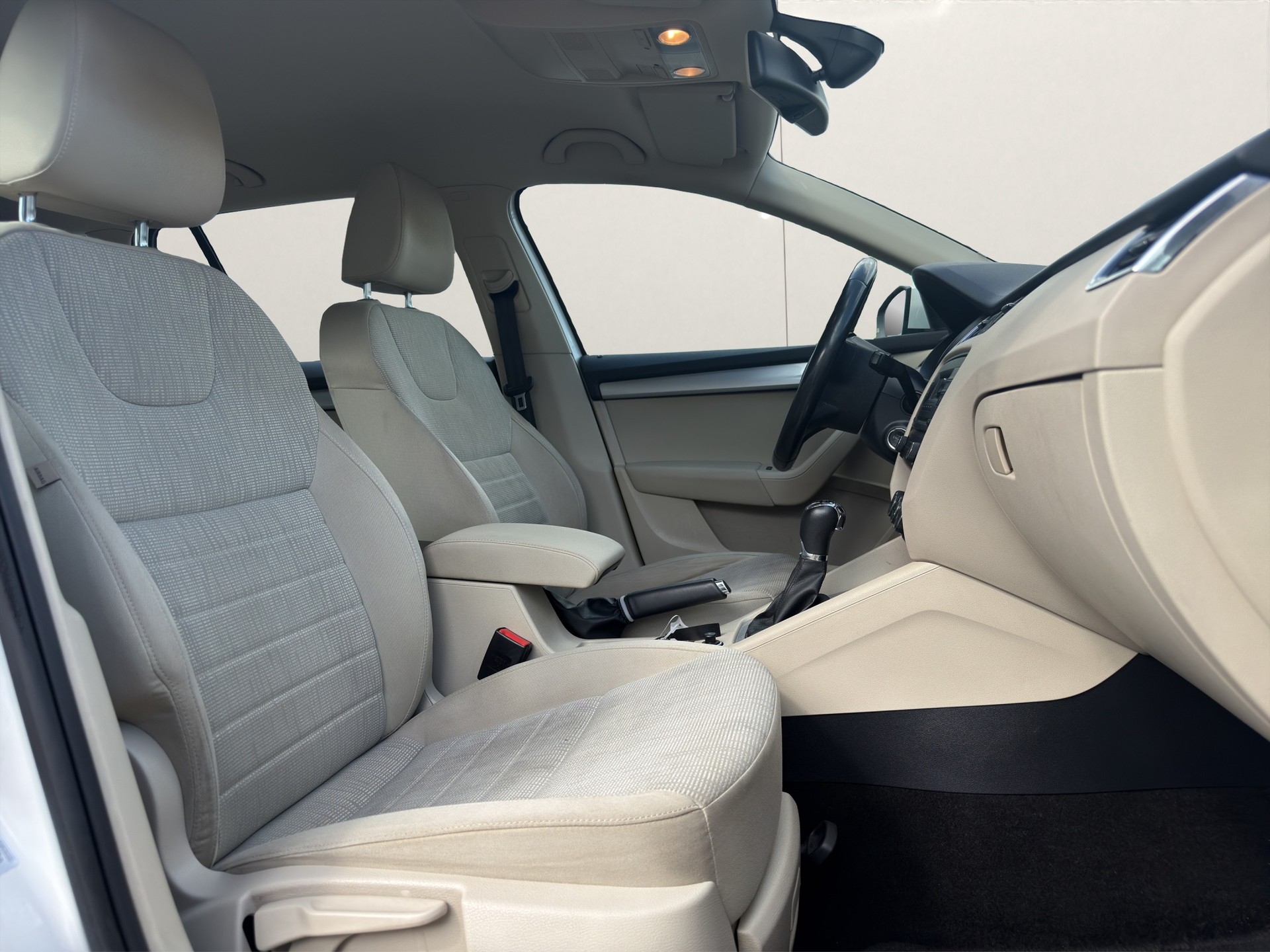 SKODA Octavia Combi 1.8 TSI Elegance 4x4 DSG-image-11