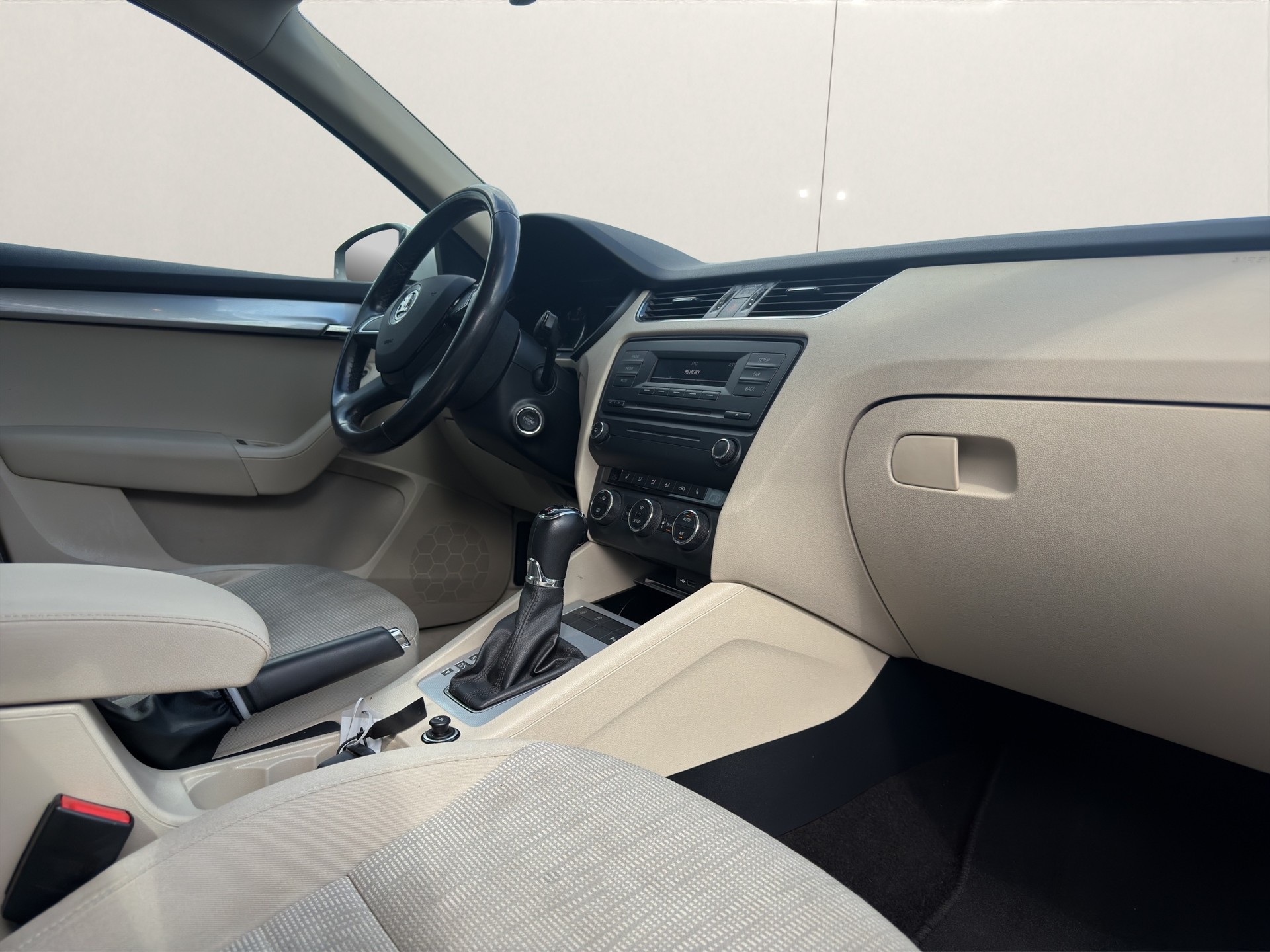 SKODA Octavia Combi 1.8 TSI Elegance 4x4 DSG-image-13