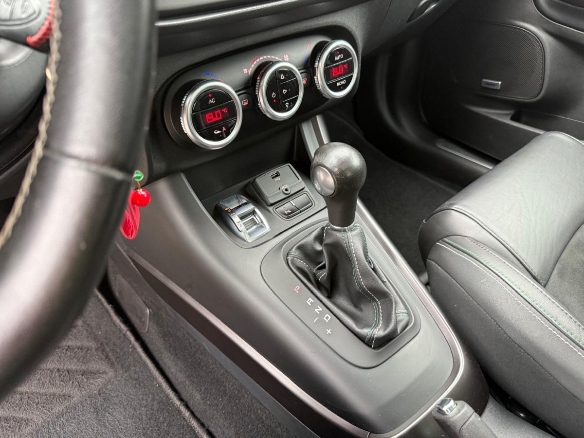 ALFA ROMEO Giulietta 1750 TBi Quadrifoglio Verde TCT-image-7