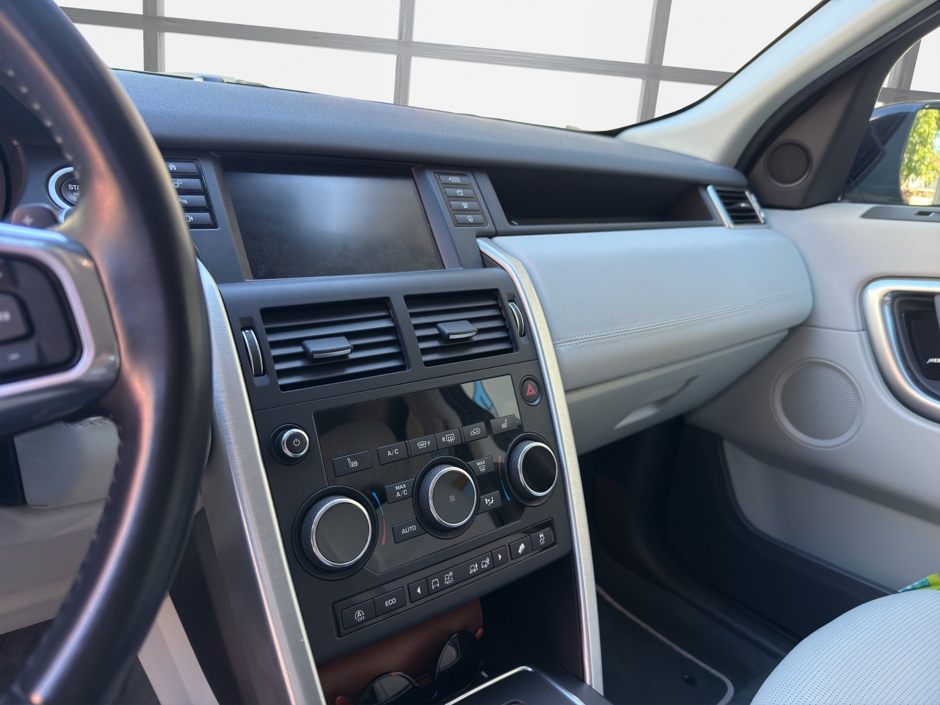 LAND ROVER Discovery Sport 2.0 TD4 SE AT9-image-9