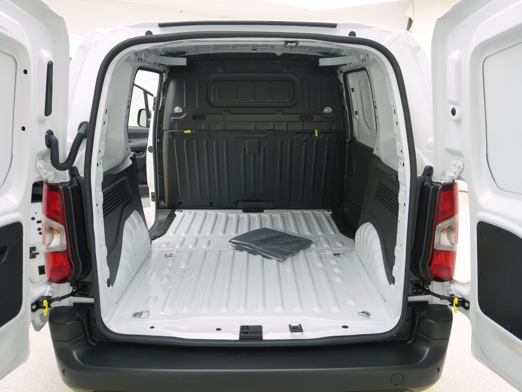 TOYOTA Proace City Van L1 52KWh Active-image-13