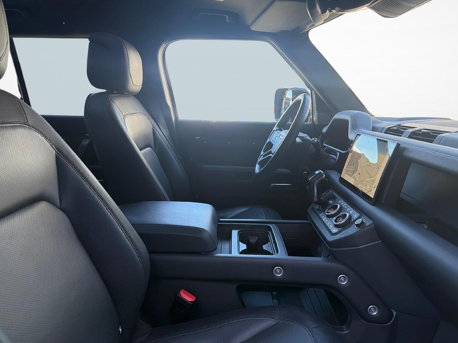 LAND ROVER Defender 110 3.0 D I6 300 X-Dynamic HSE-image-11