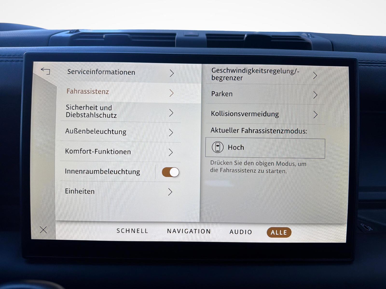 LAND ROVER Defender 110 3.0 D I6 300 X-Dynamic HSE-image-16