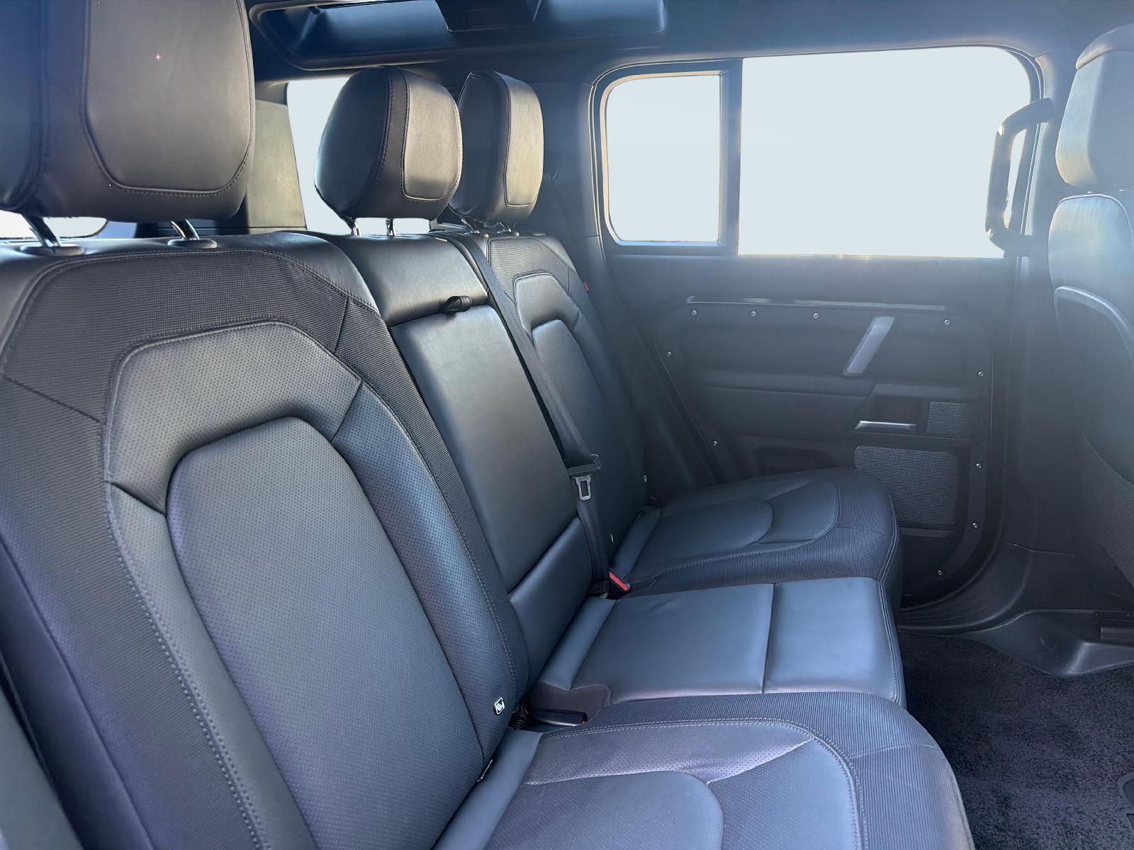 LAND ROVER Defender 110 3.0 D I6 300 X-Dynamic HSE-image-17