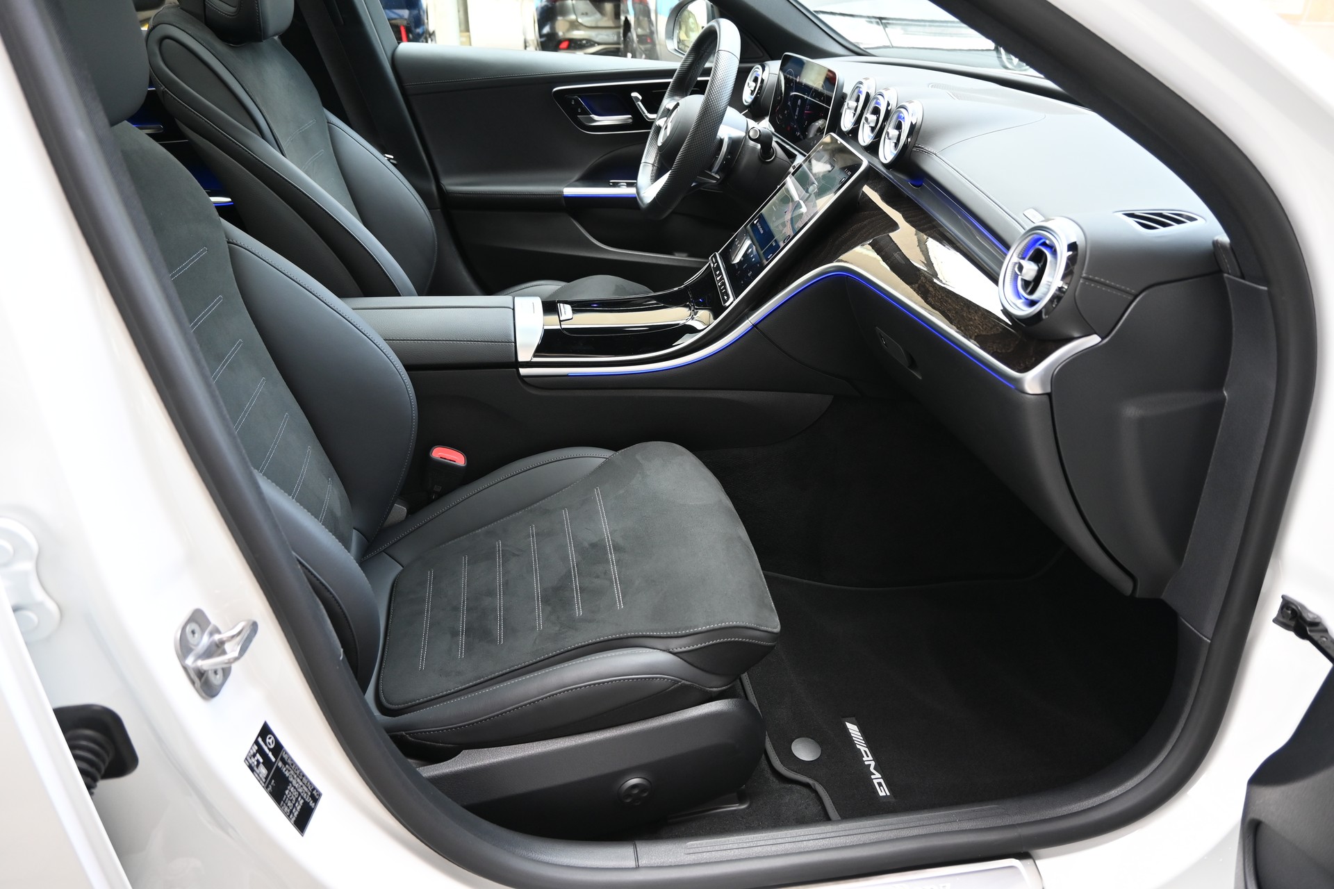 MERCEDES-BENZ C 300 d AMG Line 4 Matic-image-12