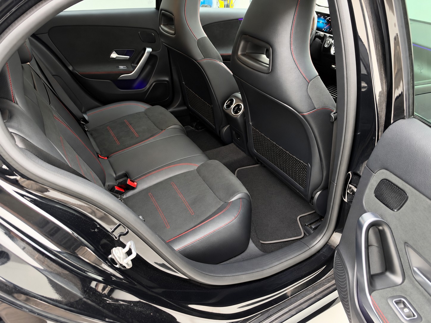 MERCEDES-BENZ A 250 4Matic AMG Line 4Matic 7G-DCT-image-18