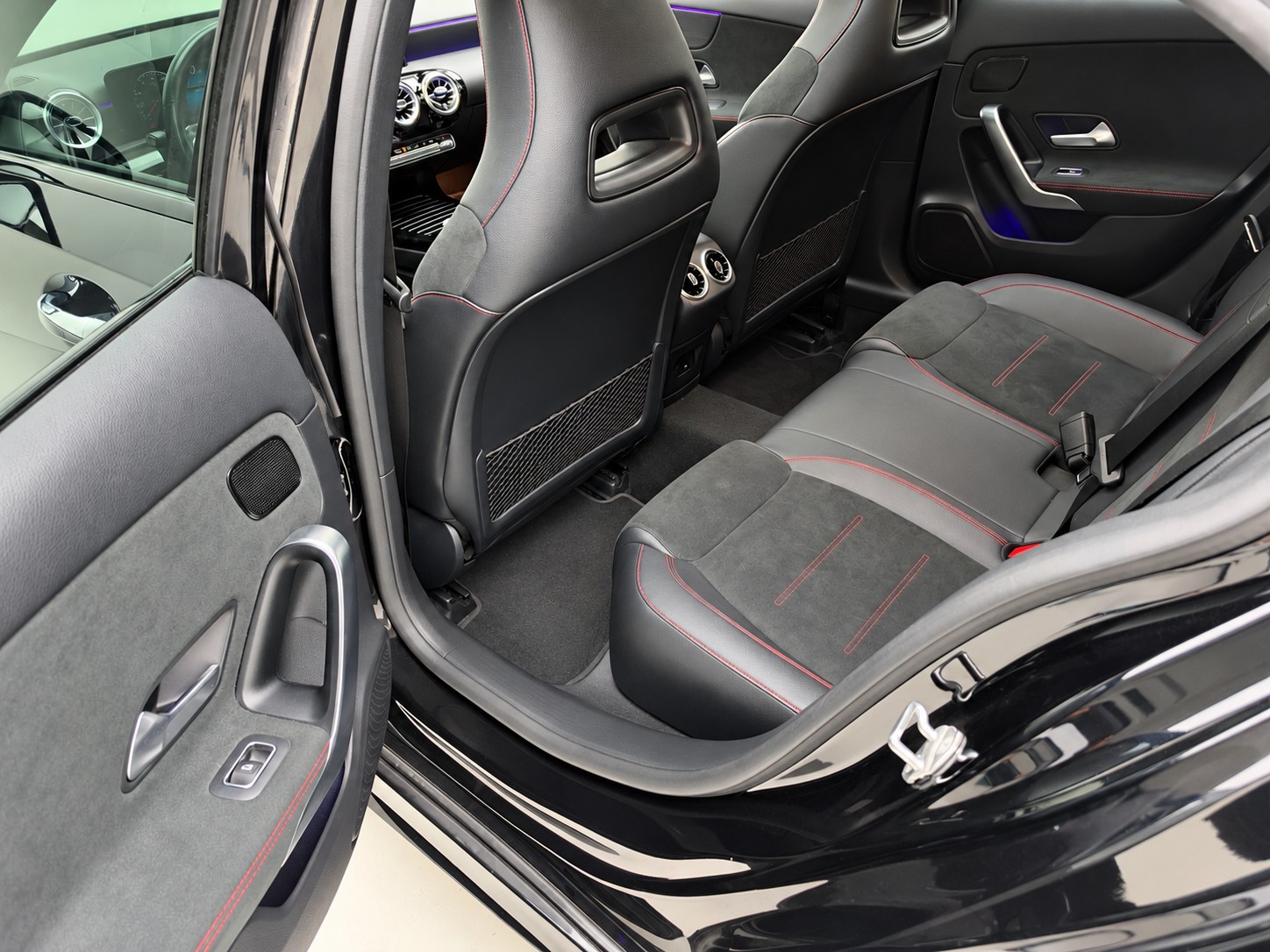 MERCEDES-BENZ A 250 4Matic AMG Line 4Matic 7G-DCT-image-16