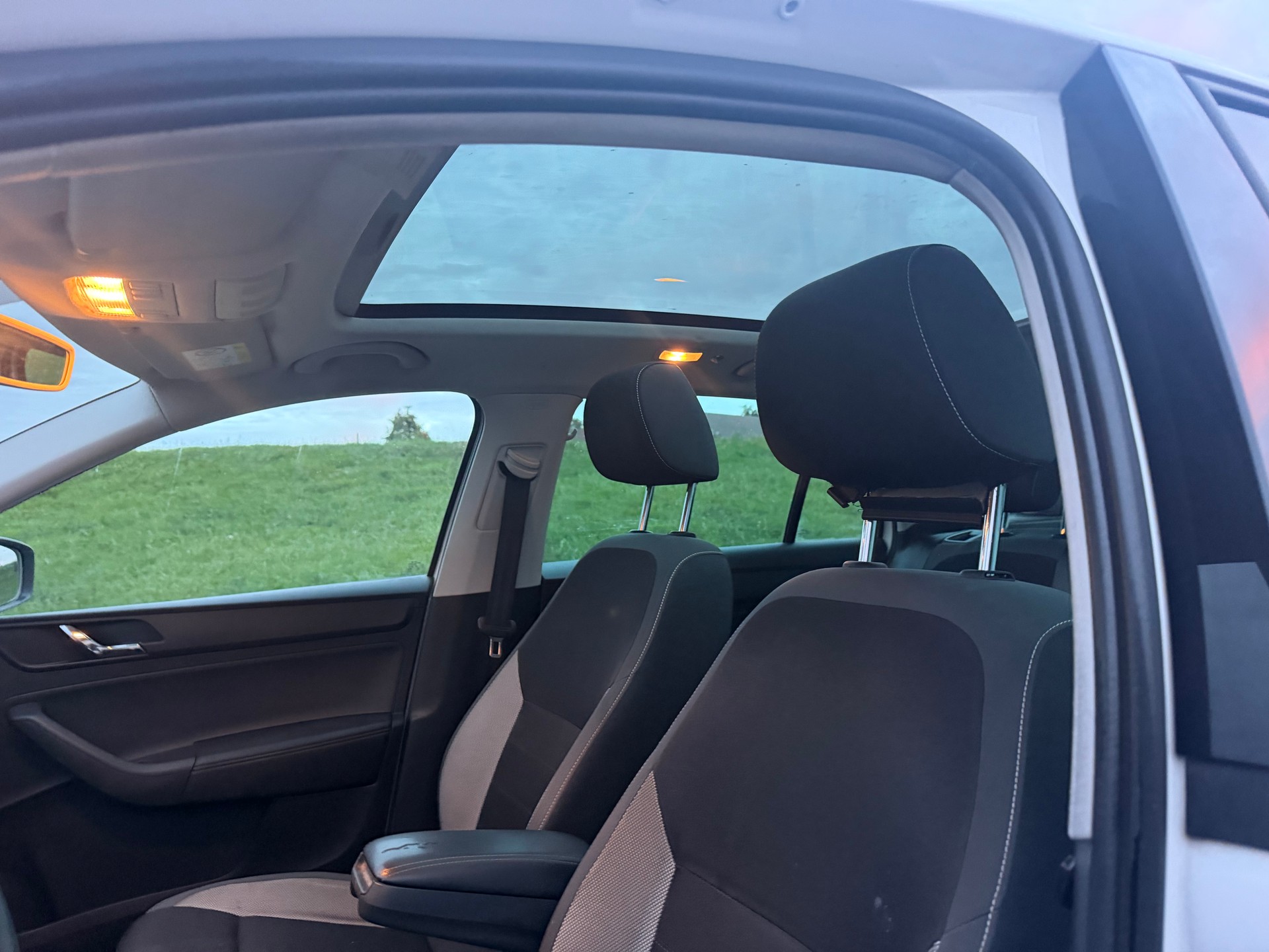 SKODA Rapid Spaceback 1.2 TSI Ambition-image-9