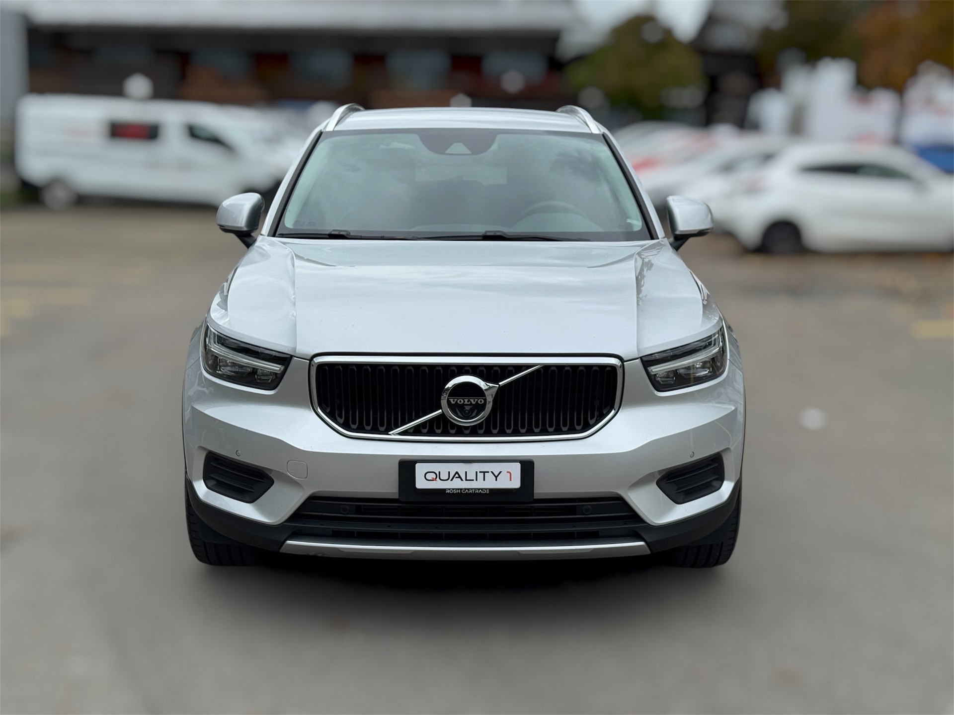 VOLVO XC40 T3 Momentum-image-1