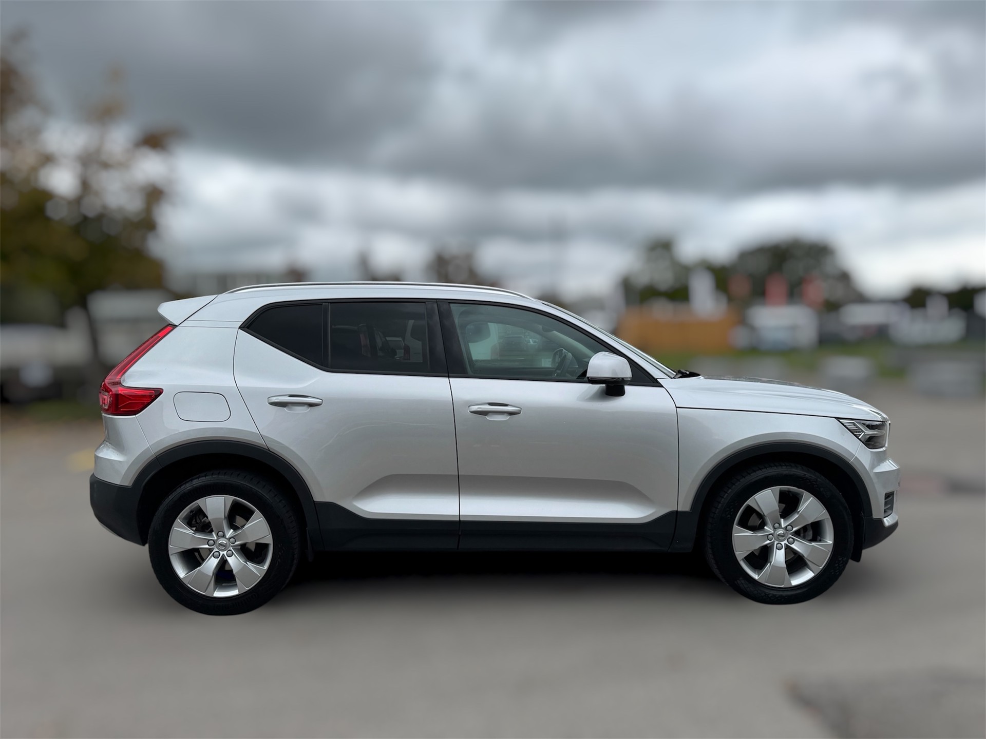 VOLVO XC40 T3 Momentum-image-2