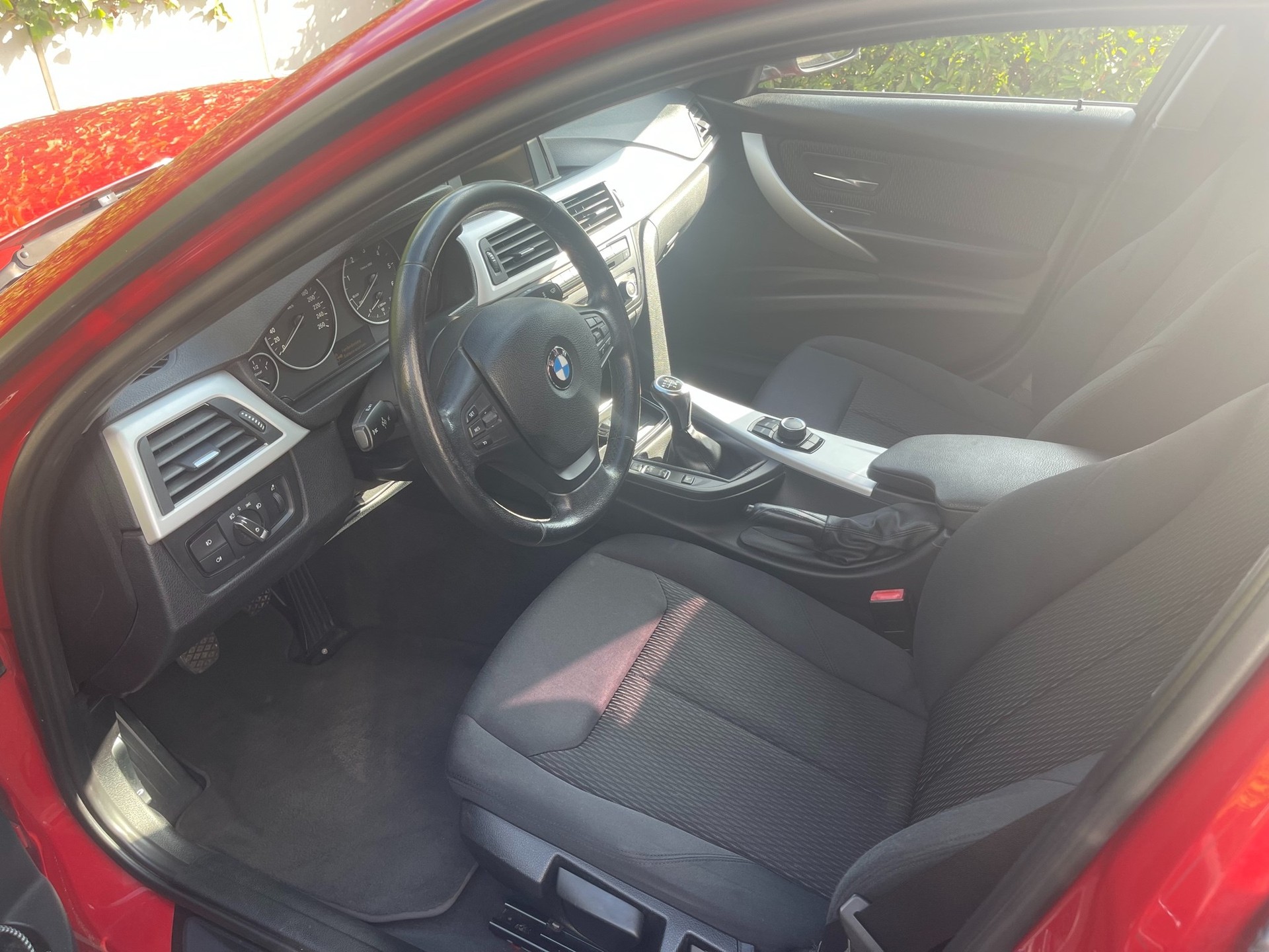 BMW 320d-image-8
