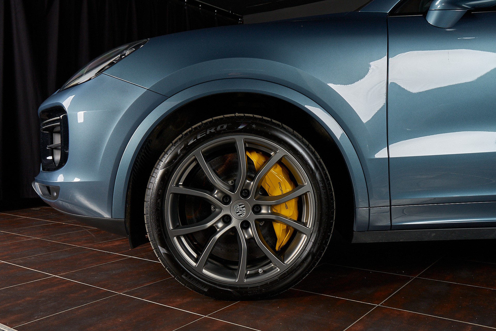 PORSCHE Cayenne Turbo-showroom-element-1