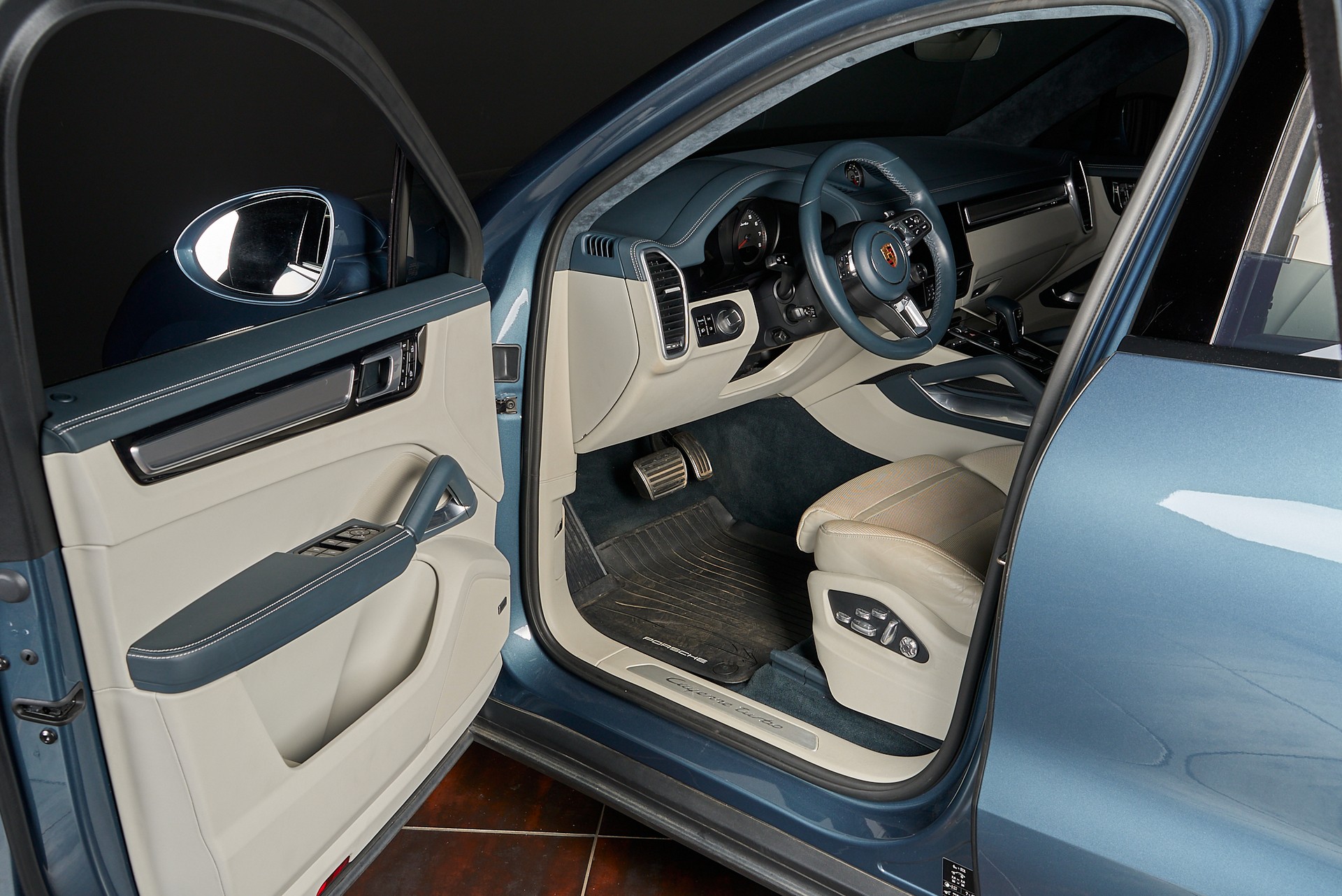 PORSCHE Cayenne Turbo-image-11