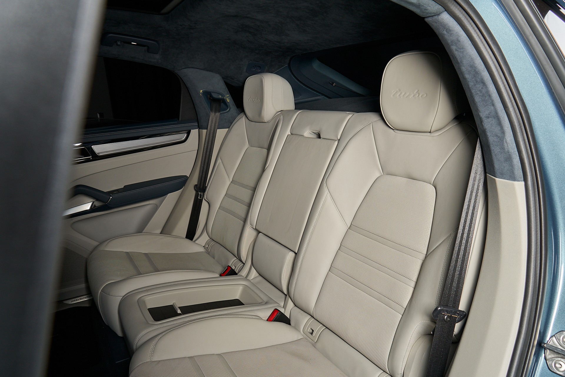 PORSCHE Cayenne Turbo-image-16