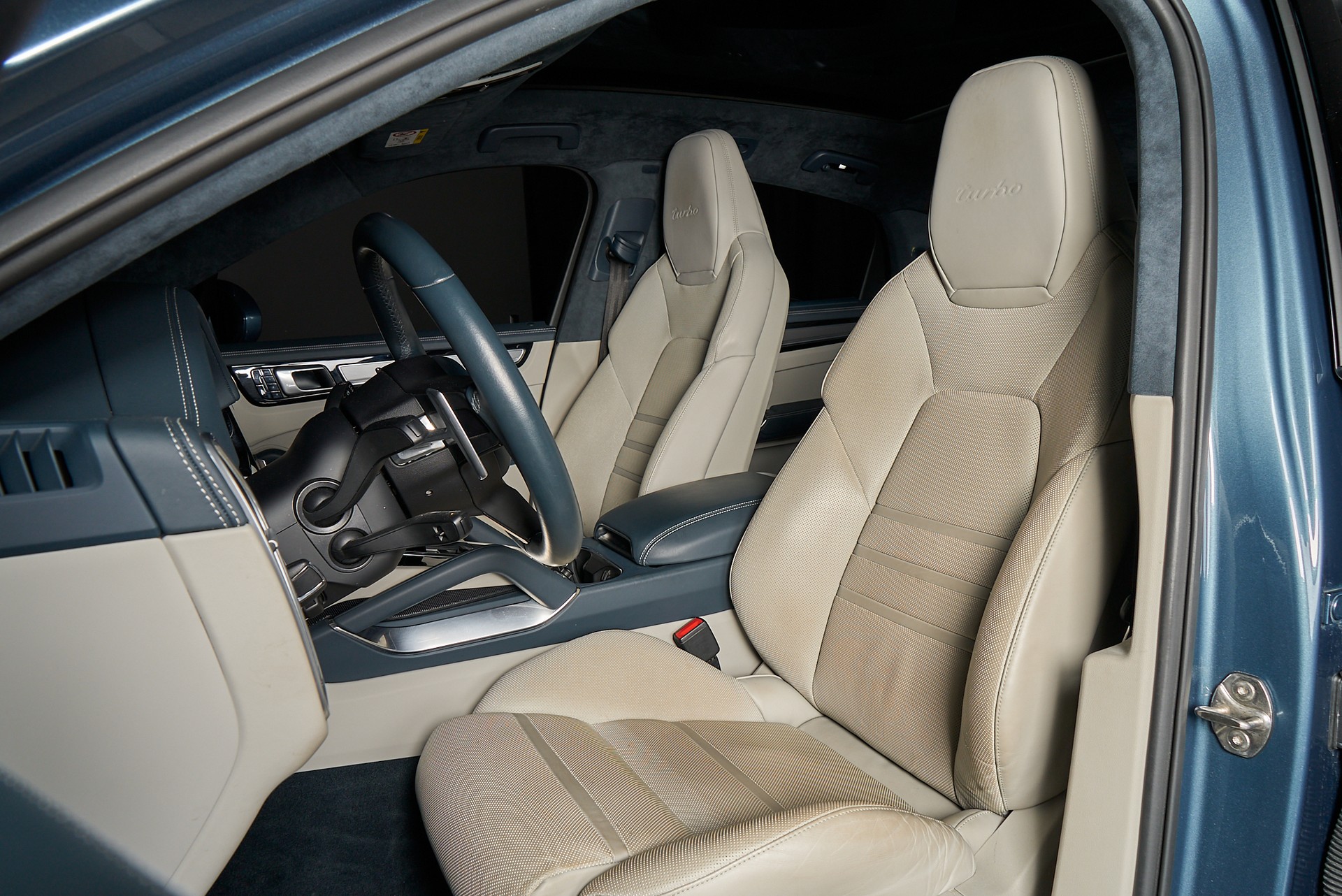 PORSCHE Cayenne Turbo-image-14