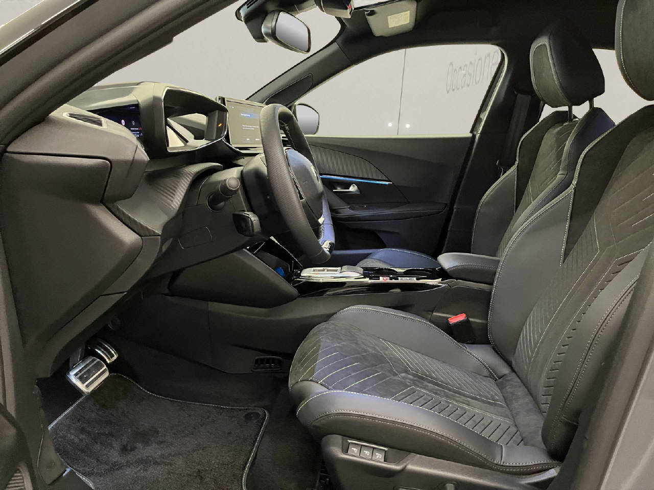 PEUGEOT 2008 1.2 Hybrid 145 GT-image-4