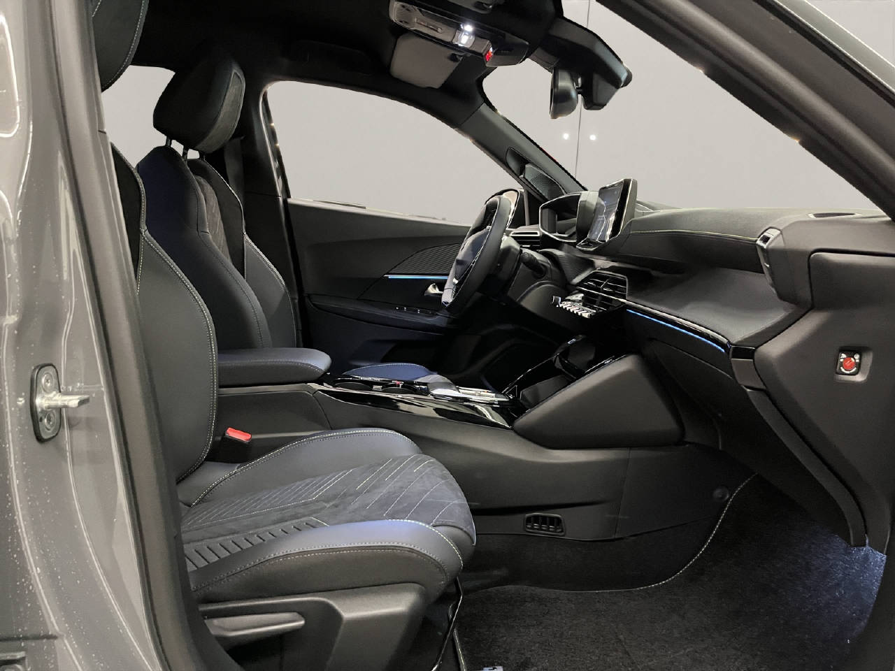 PEUGEOT 2008 1.2 Hybrid 145 GT-image-11