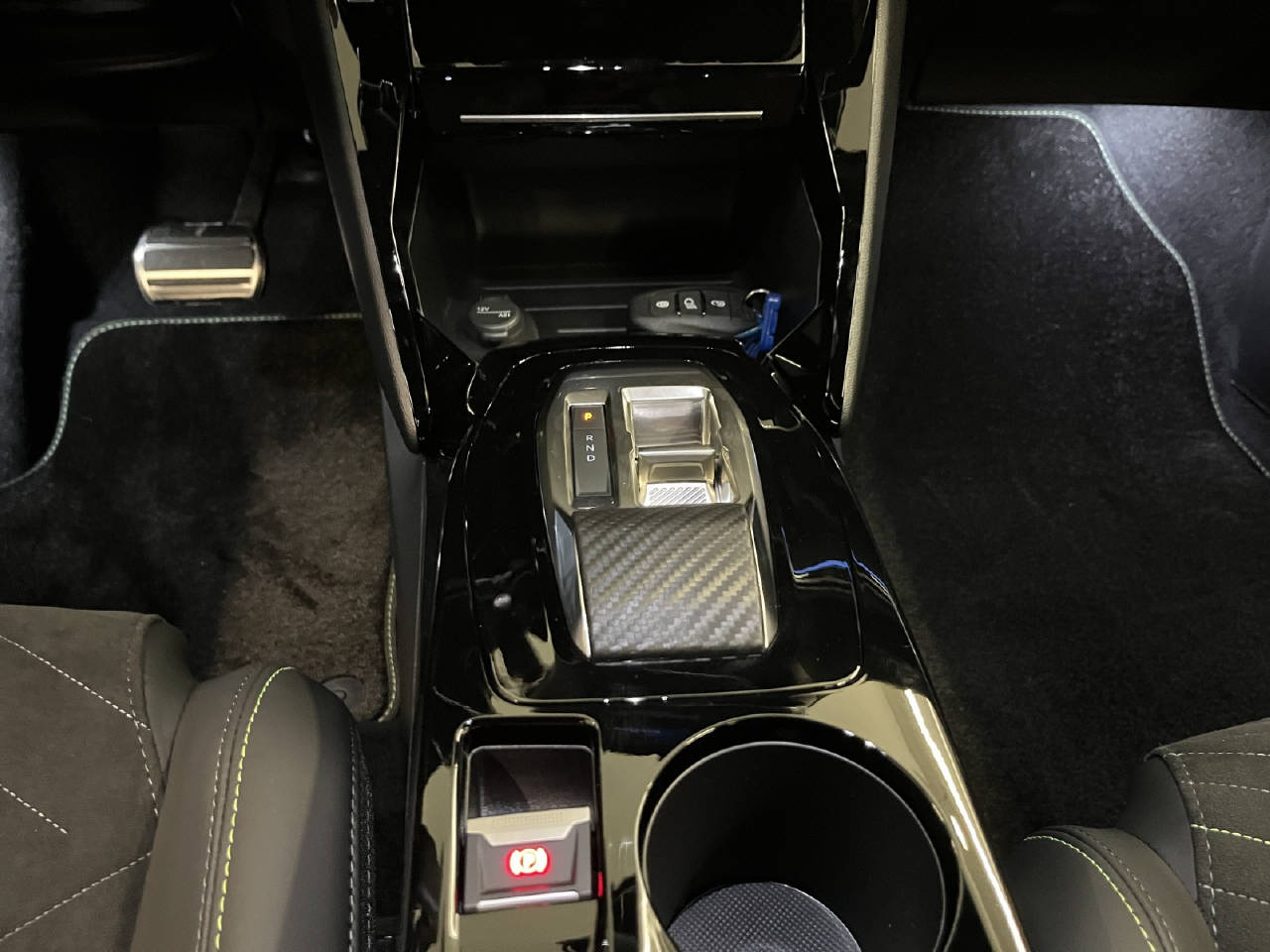 PEUGEOT 2008 1.2 Hybrid 145 GT-image-8
