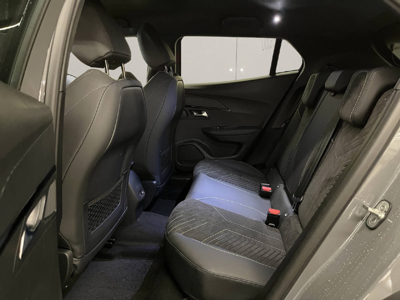 PEUGEOT 2008 1.2 Hybrid 145 GT-image-10