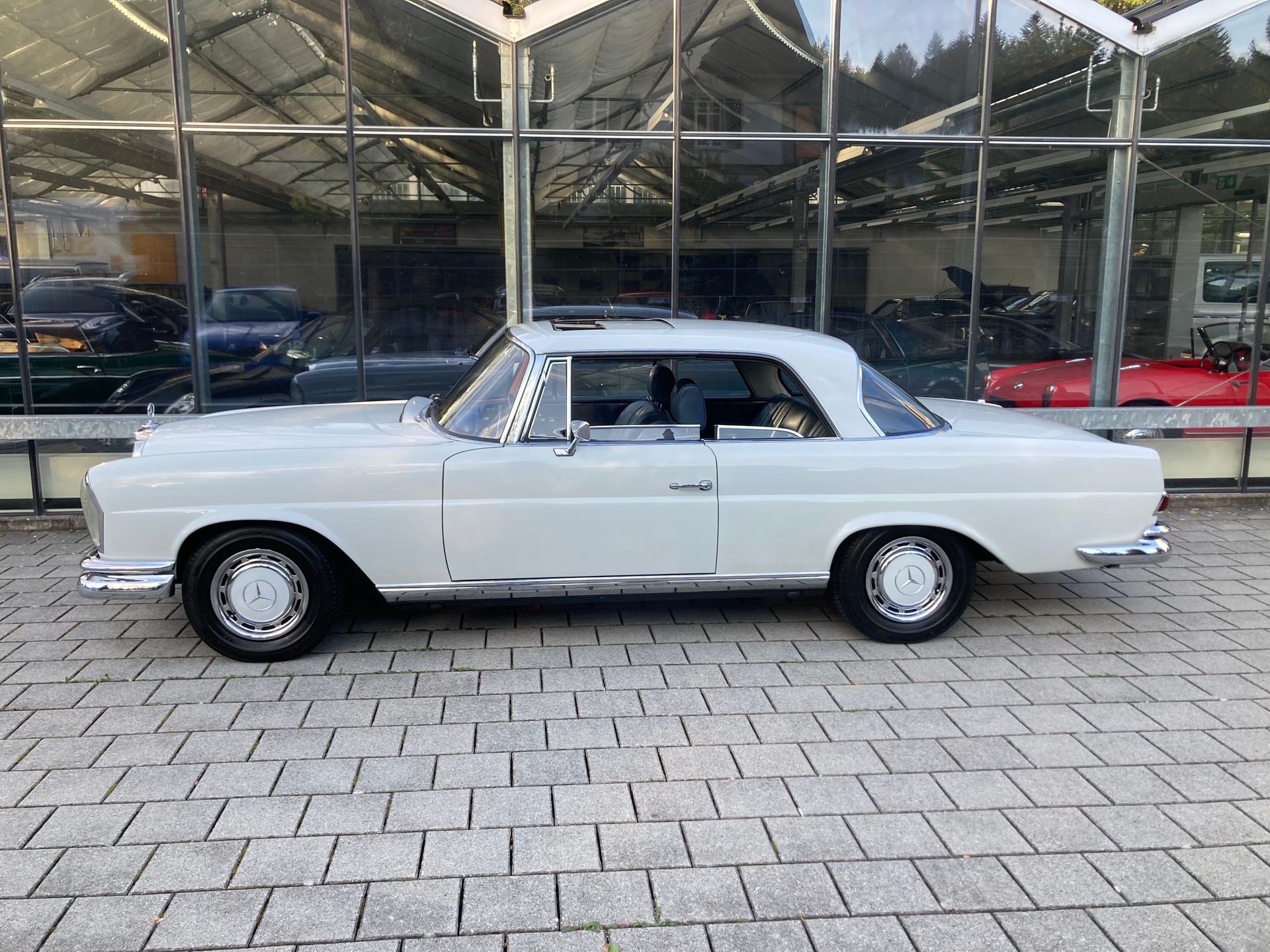 MERCEDES-BENZ SW W111-showroom-element-3
