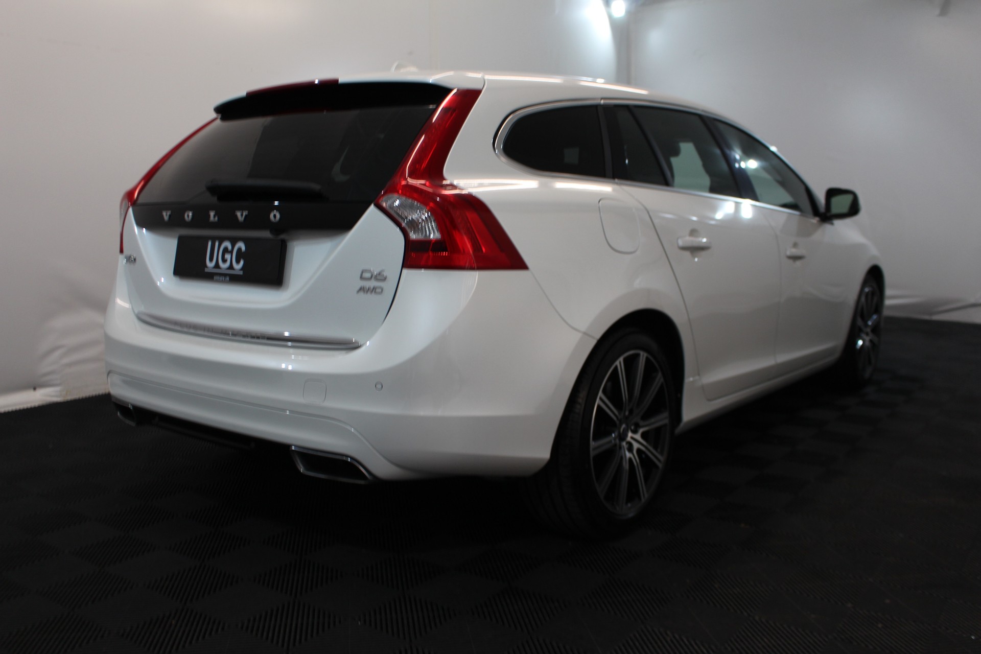 VOLVO V60 2.4 D6 Summum Pl.Hyb.-image-5