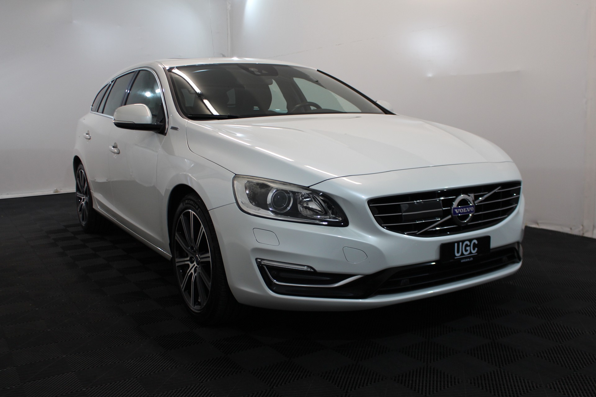 VOLVO V60 2.4 D6 Summum Pl.Hyb.-image-0
