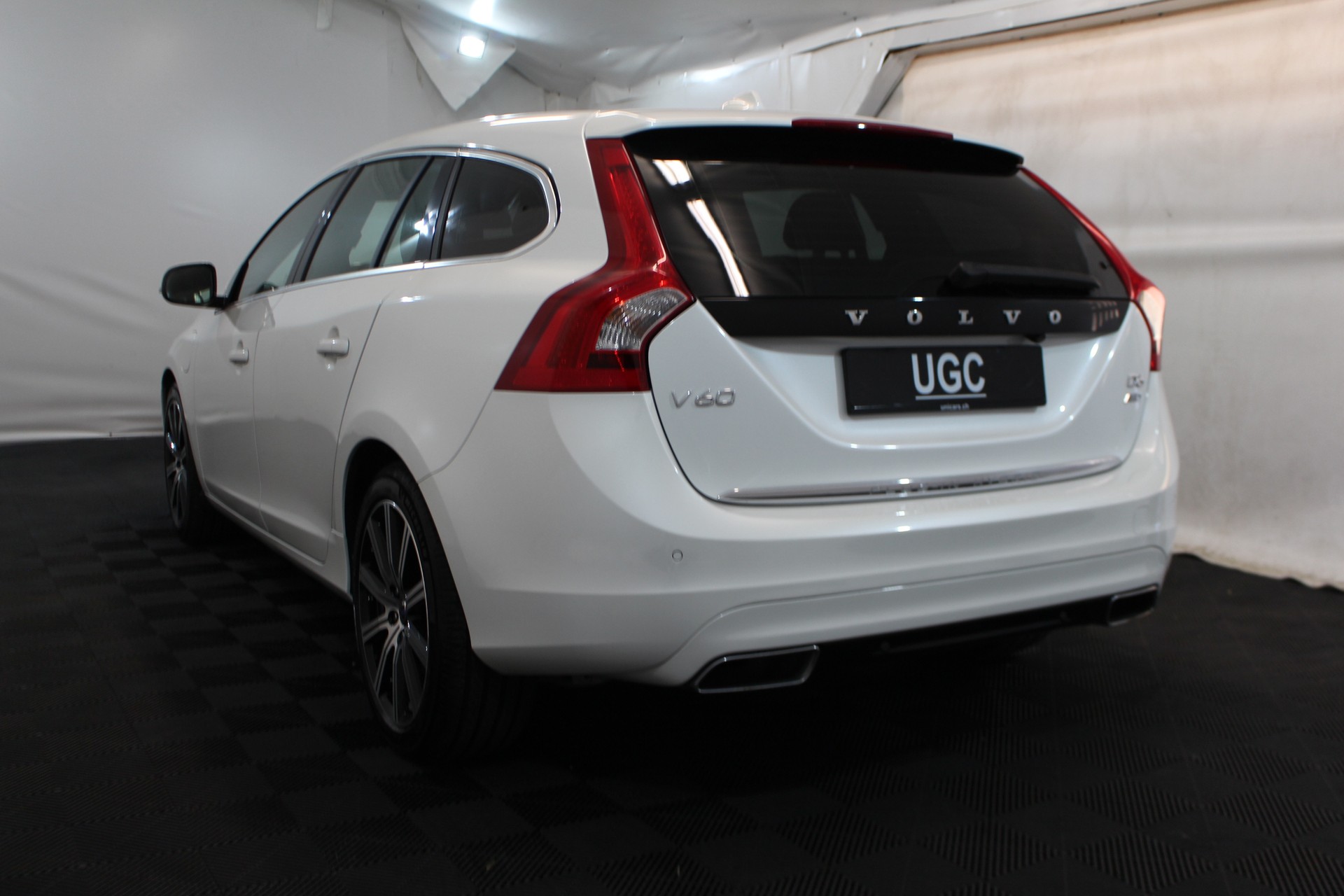 VOLVO V60 2.4 D6 Summum Pl.Hyb.-image-3