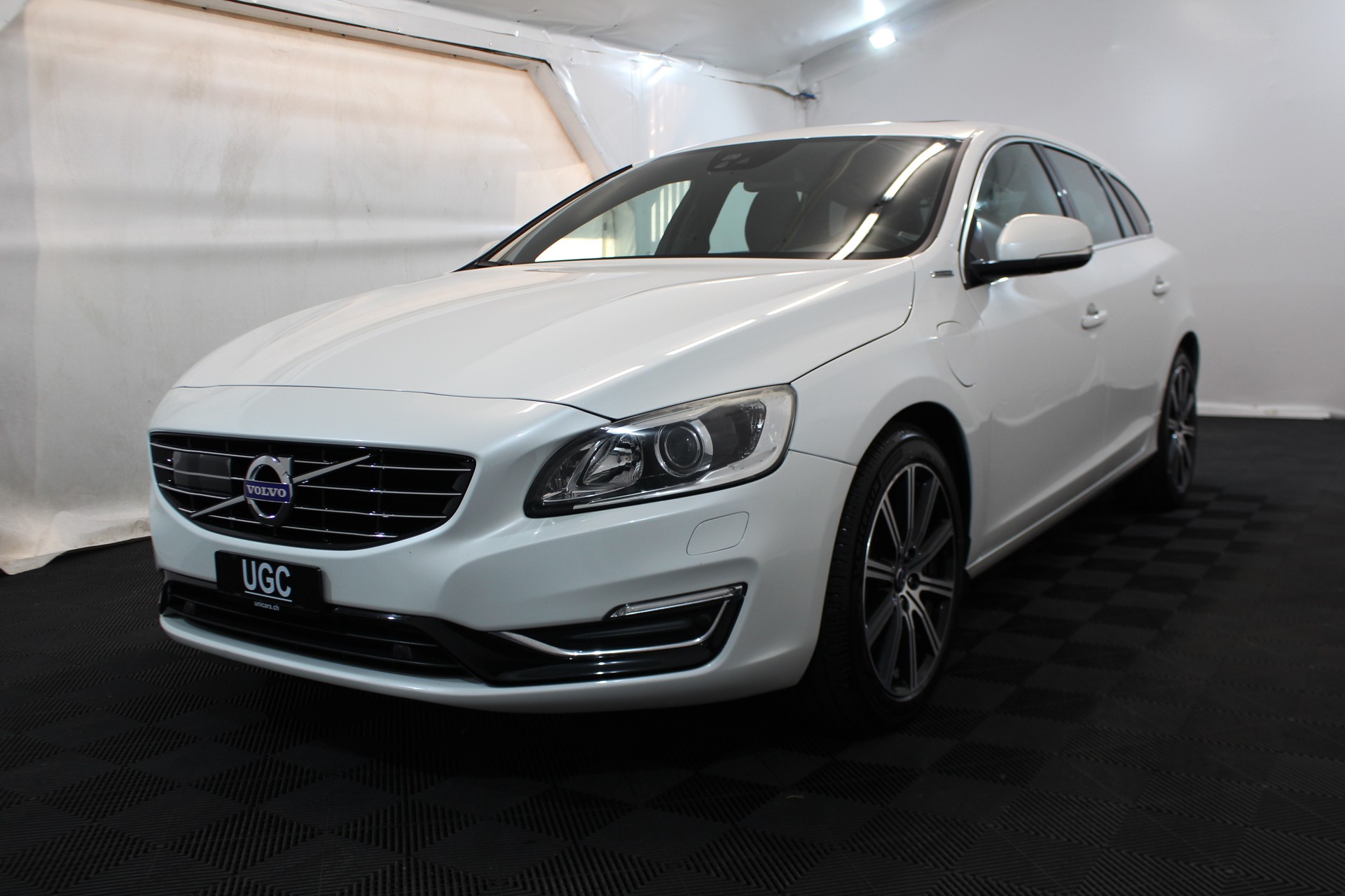 VOLVO V60 2.4 D6 Summum Pl.Hyb.-image-2
