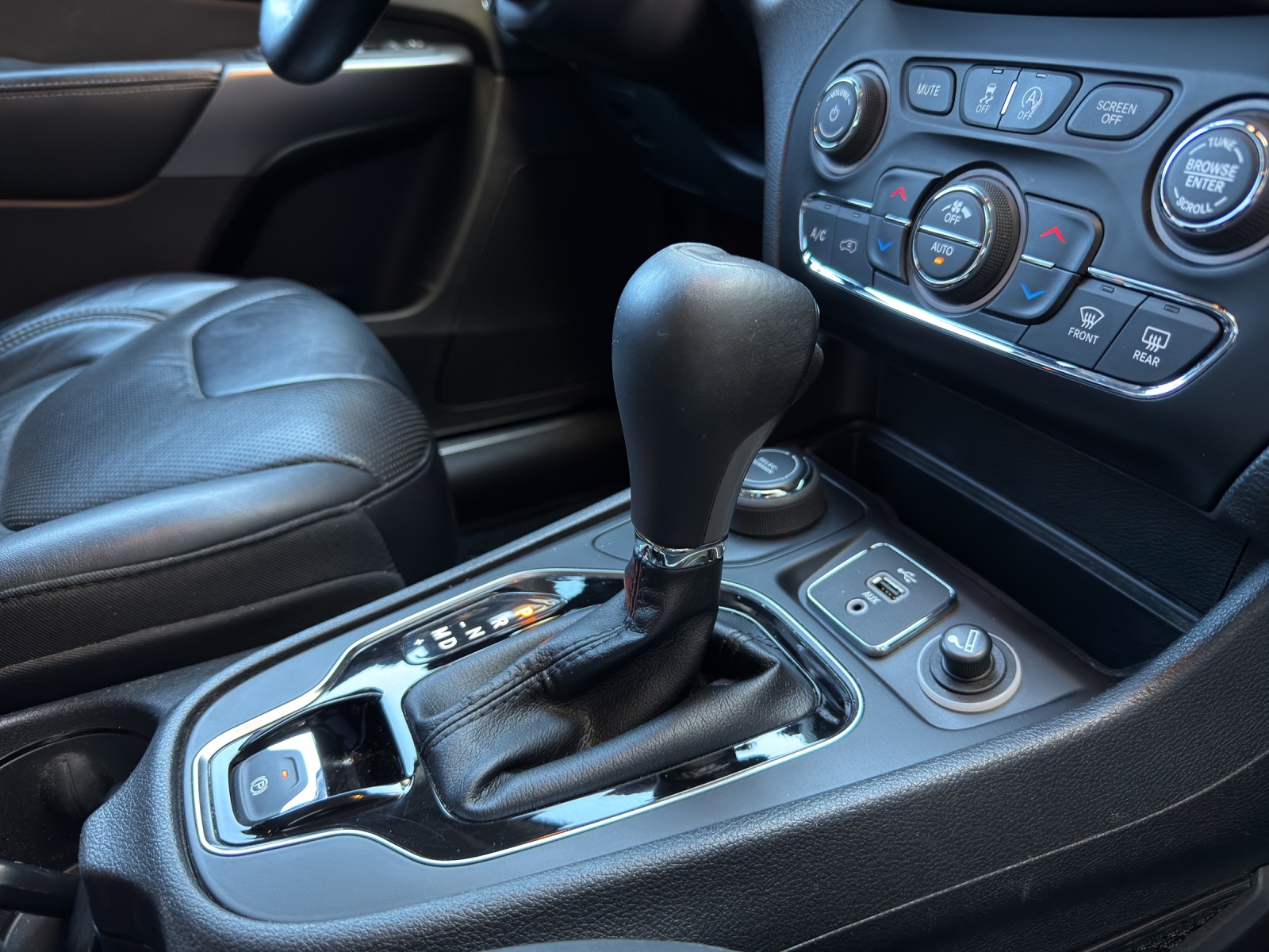 JEEP Cherokee 2.2MJ Limited AWD Drive II 9ATX-image-15