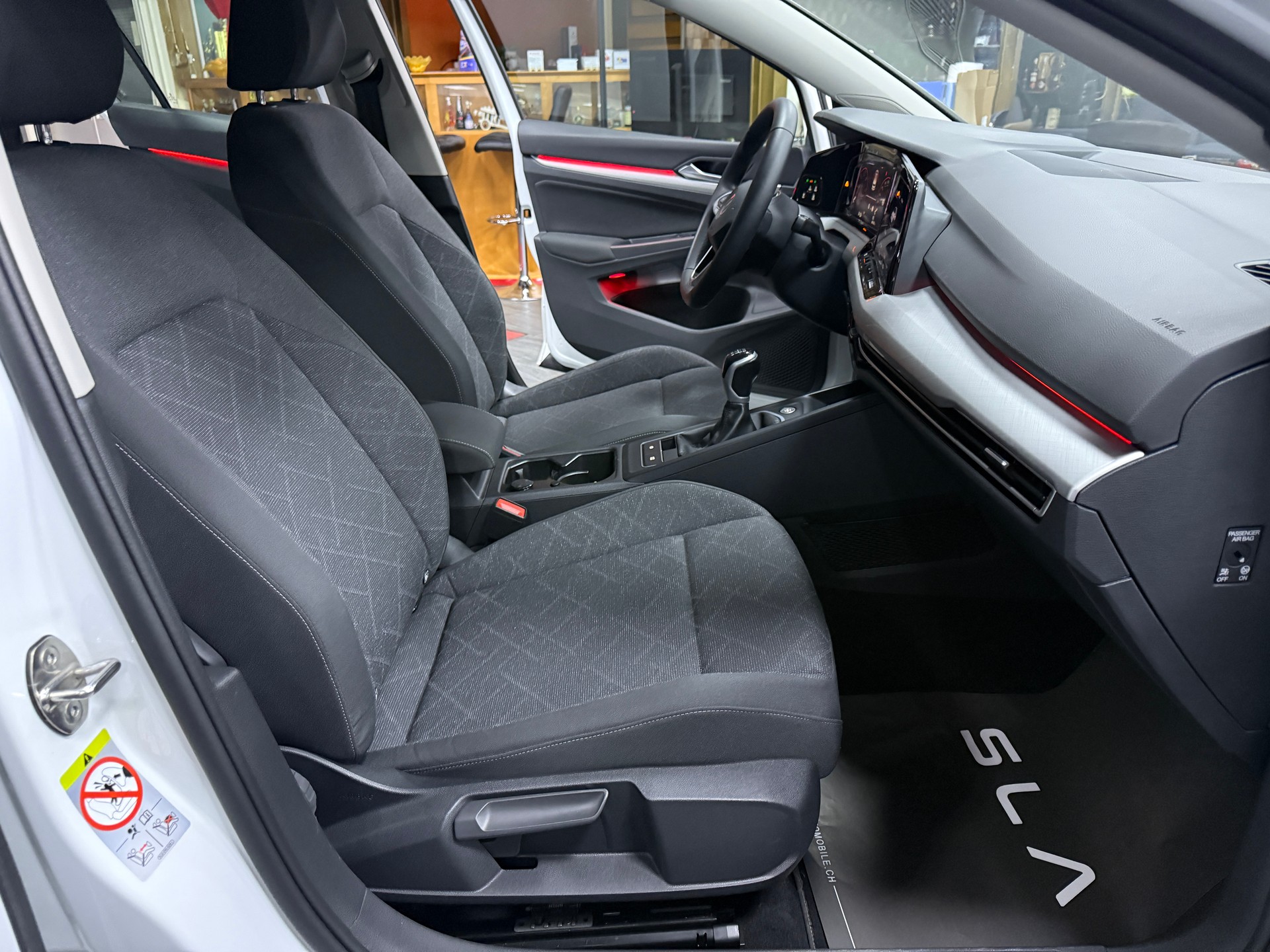 VW Golf 2.0 TDI First Edition-image-8