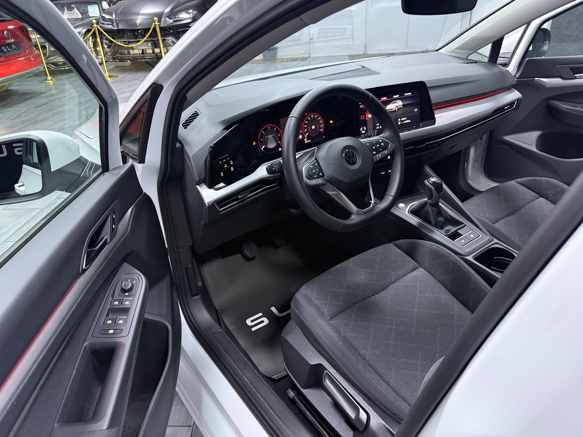VW Golf 2.0 TDI First Edition-image-6