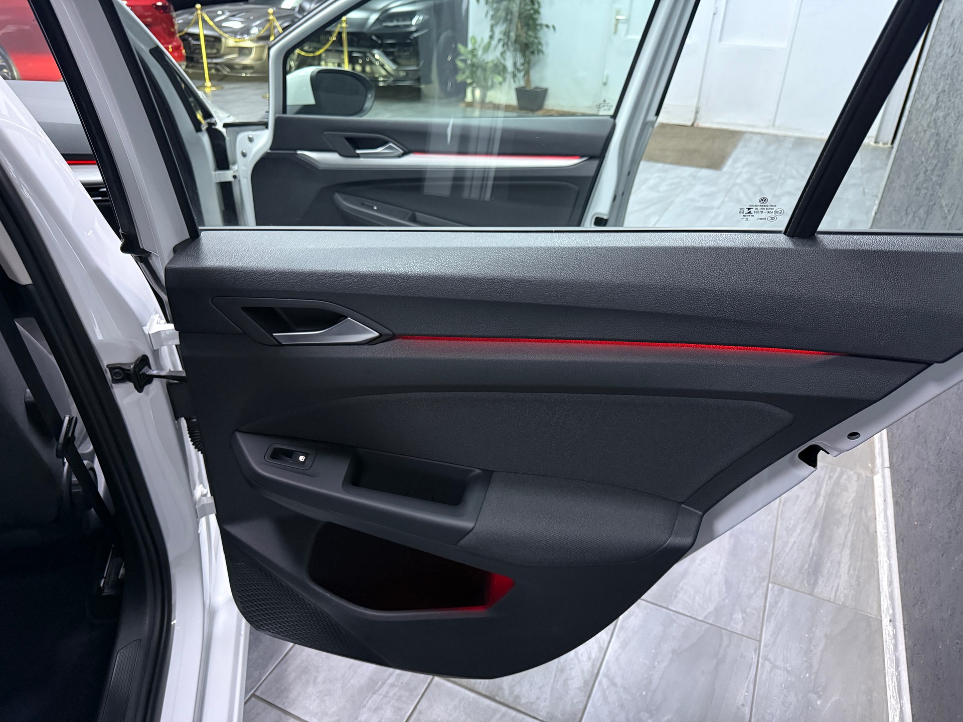 VW Golf 2.0 TDI First Edition-image-13