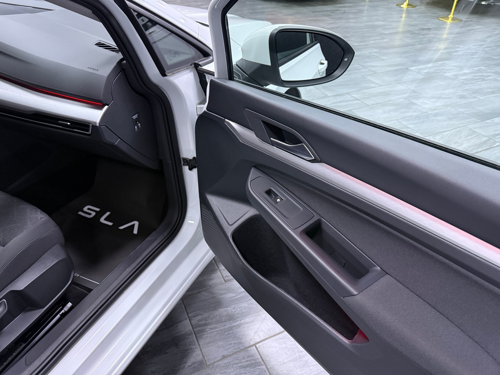 VW Golf 2.0 TDI First Edition-image-9