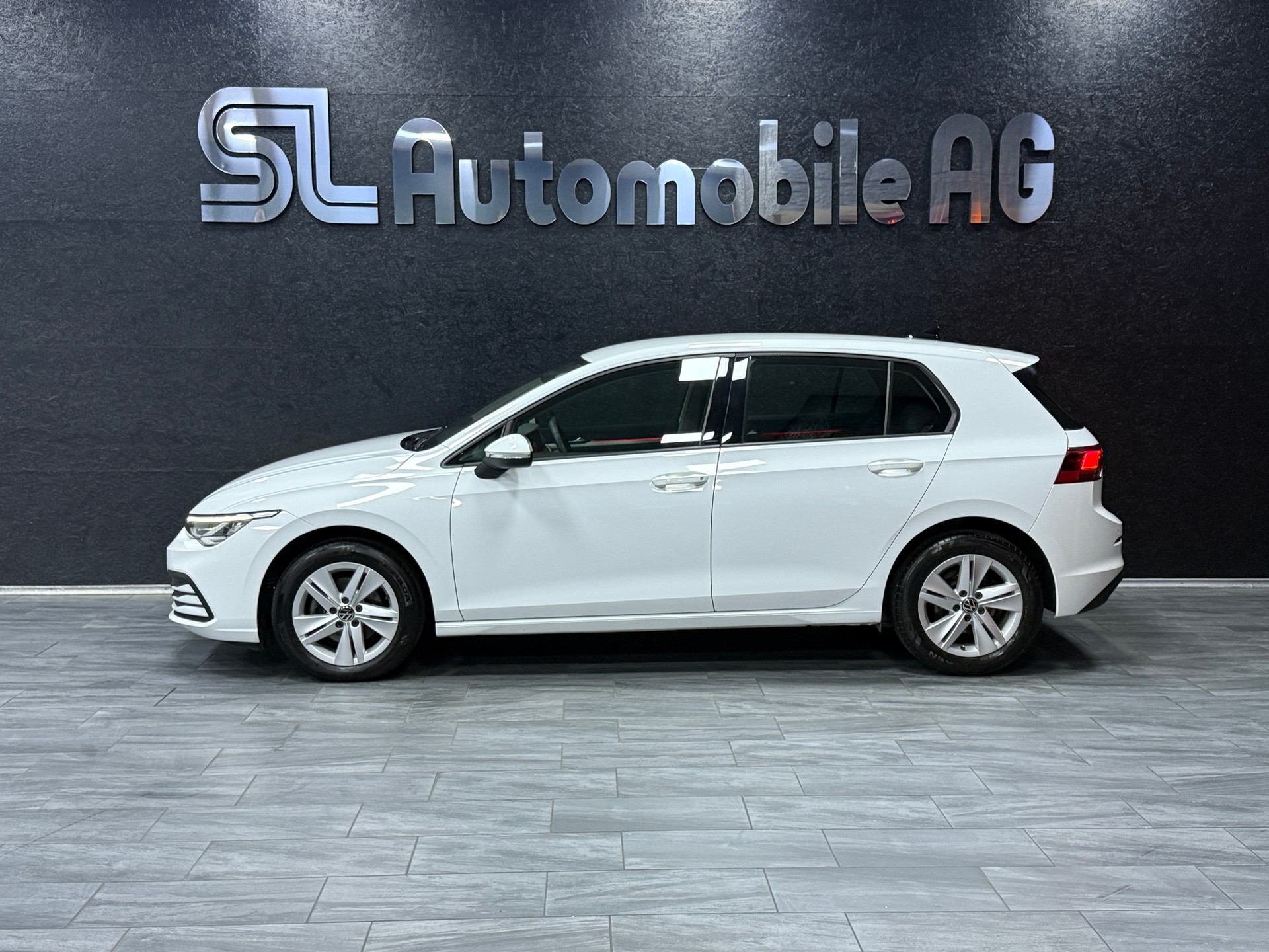 VW Golf 2.0 TDI First Edition-image-3