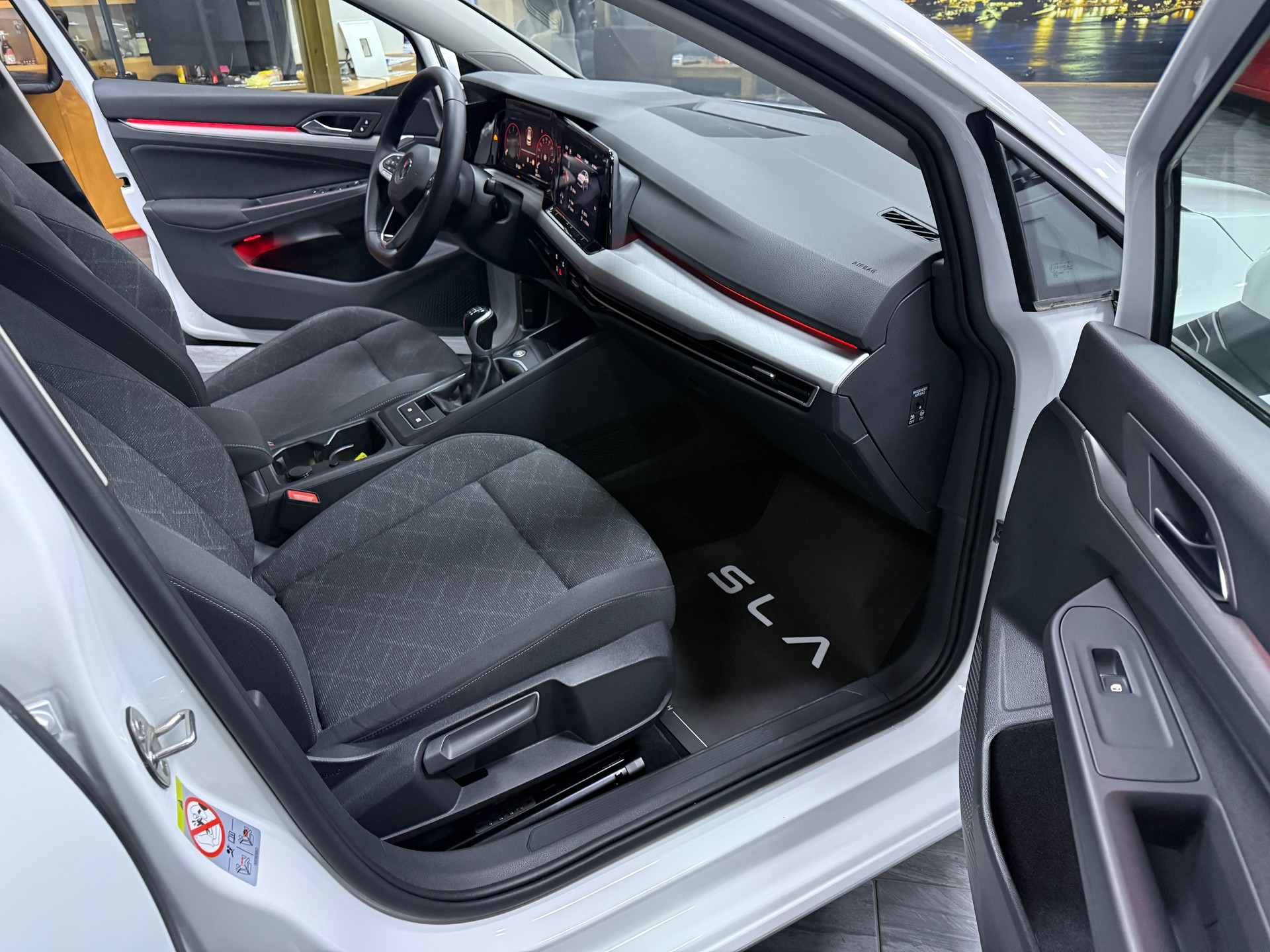 VW Golf 2.0 TDI First Edition-image-7