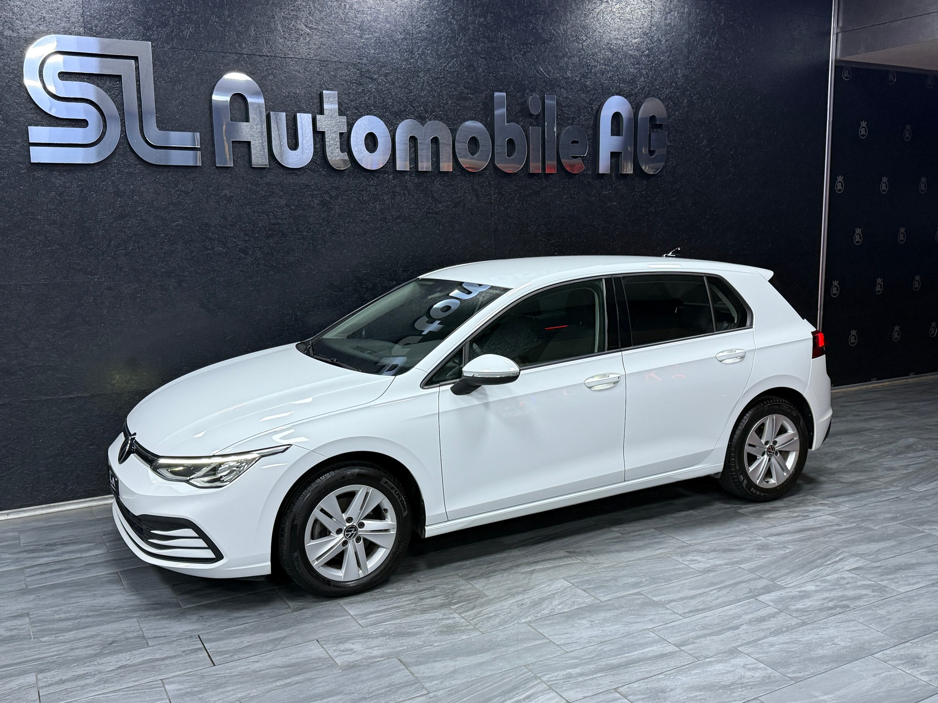 VW Golf 2.0 TDI First Edition-image-2