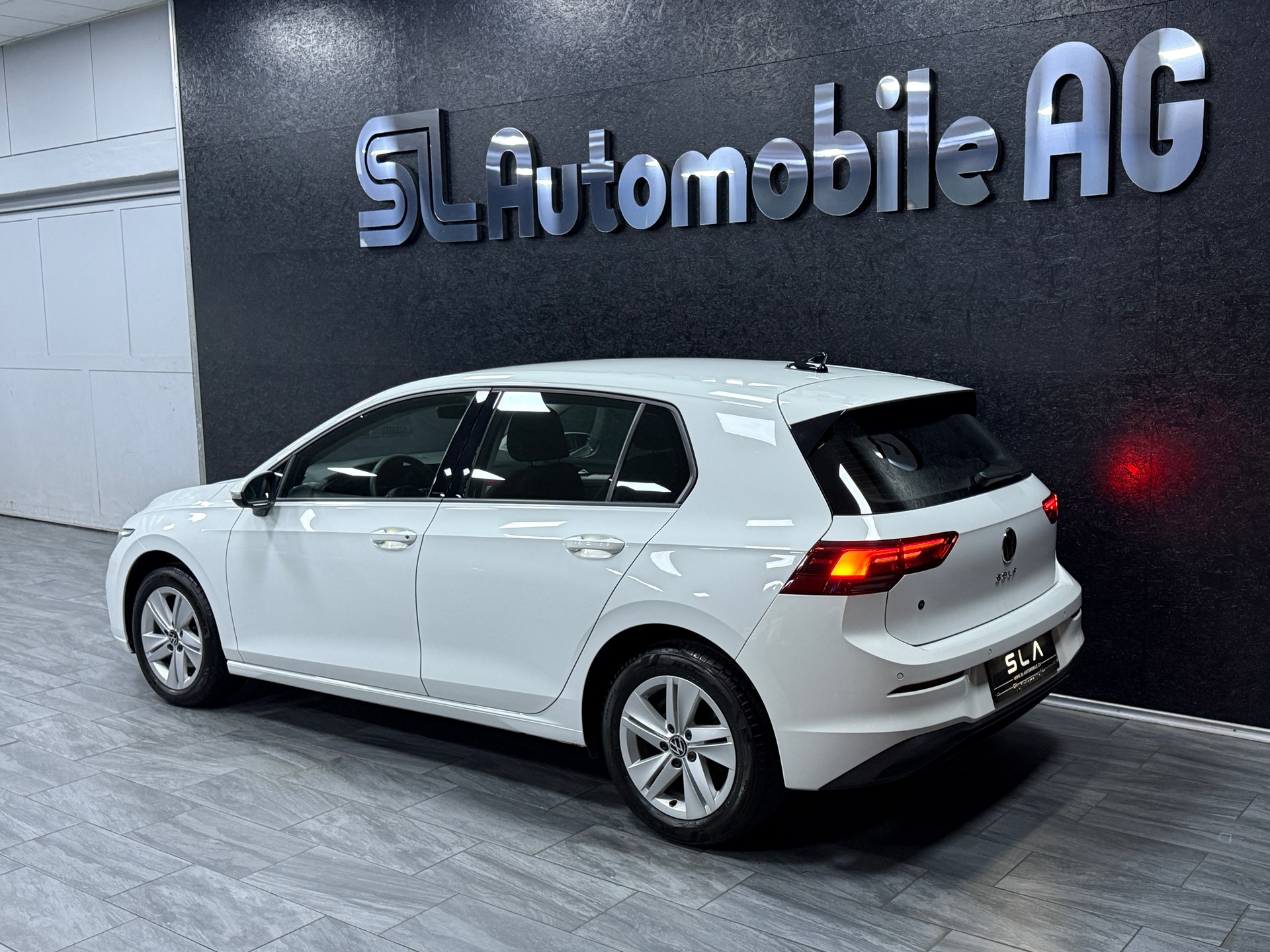 VW Golf 2.0 TDI First Edition-image-4